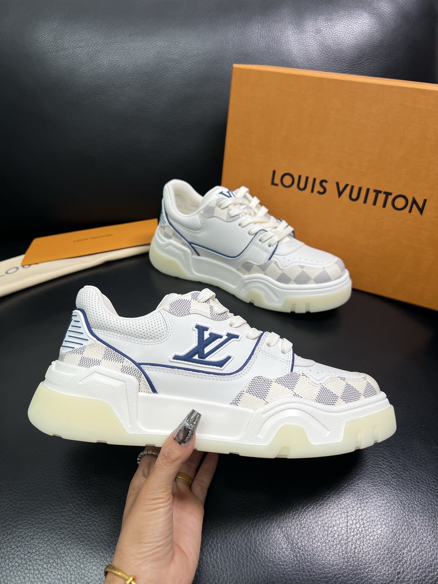 Lv 顶级代购 路易威登，专柜同步，鞋面意大利进口牛皮，进口网布里垫柔软舒适，鞋底：原厂特供原版底，TP
