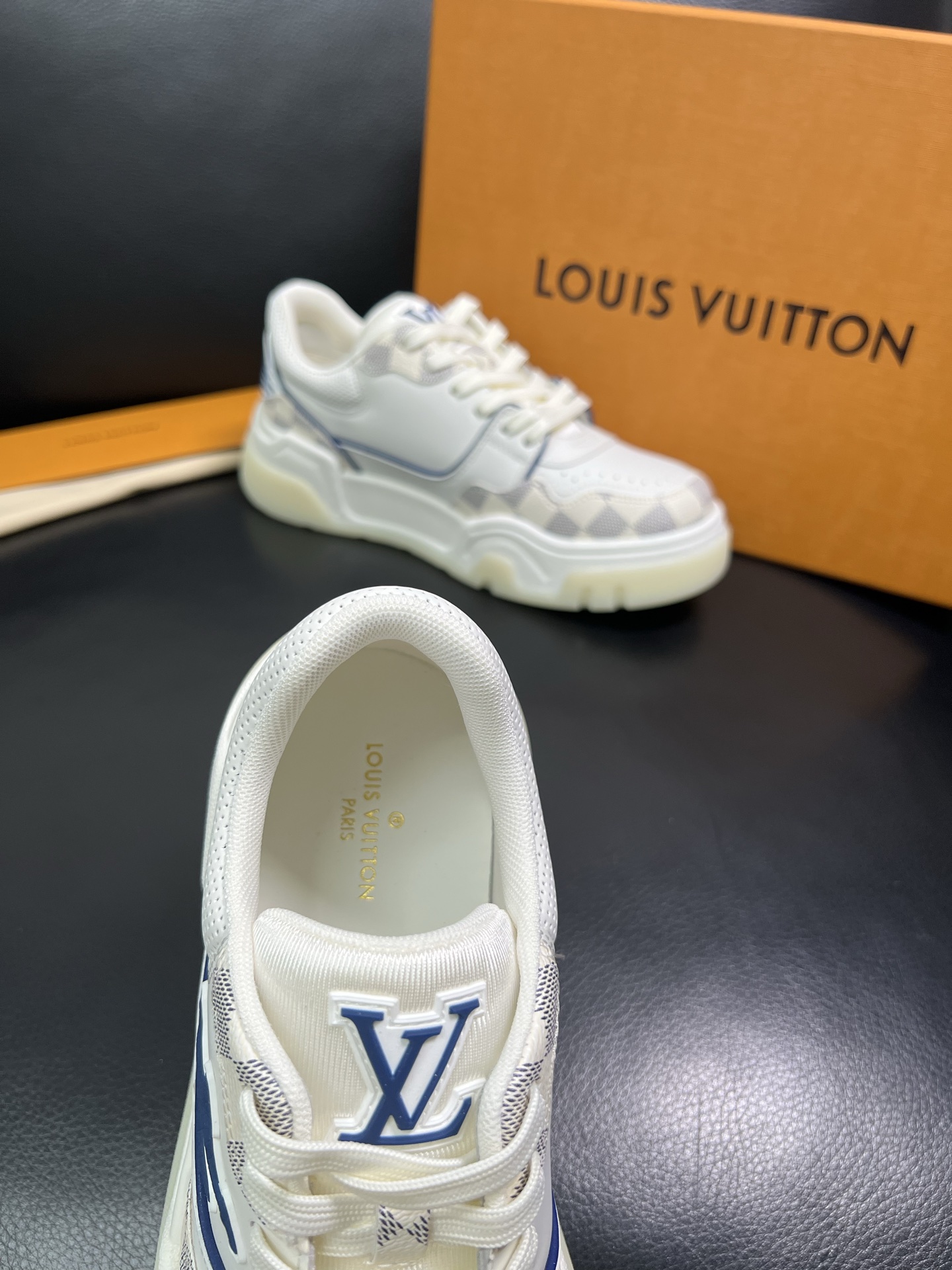 Lv 顶级代购 路易威登，专柜同步，鞋面意大利进口牛皮，进口网布里垫柔软舒适，鞋底：原厂特供原版底，TP