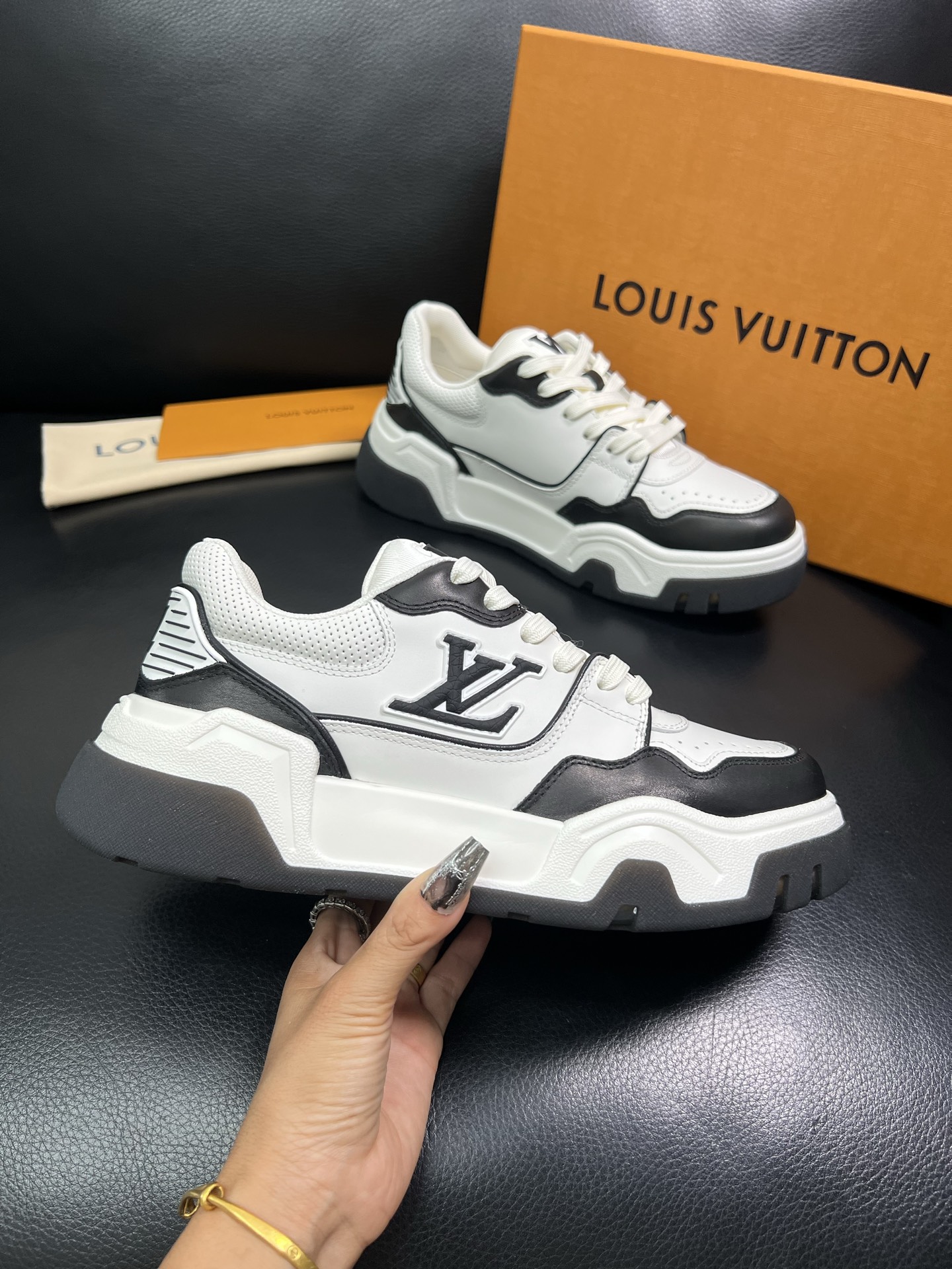 Lv 顶级代购 路易威登，专柜同步，鞋面意大利进口牛皮，进口网布里垫柔软舒适，鞋底：原厂特供原版底，TP