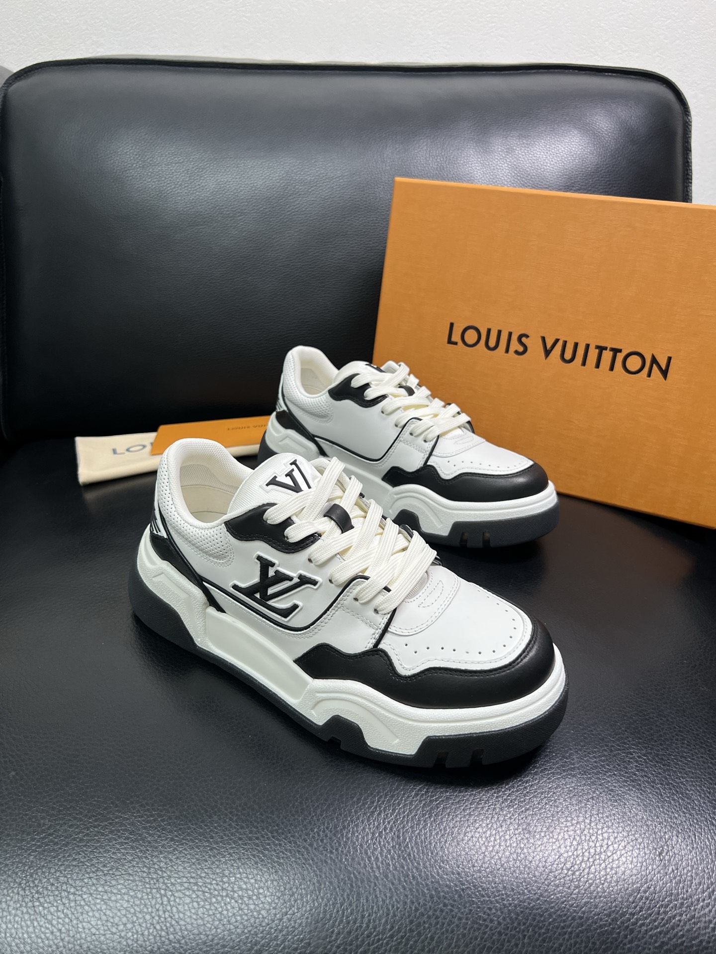 Lv 顶级代购 路易威登，专柜同步，鞋面意大利进口牛皮，进口网布里垫柔软舒适，鞋底：原厂特供原版底，TP