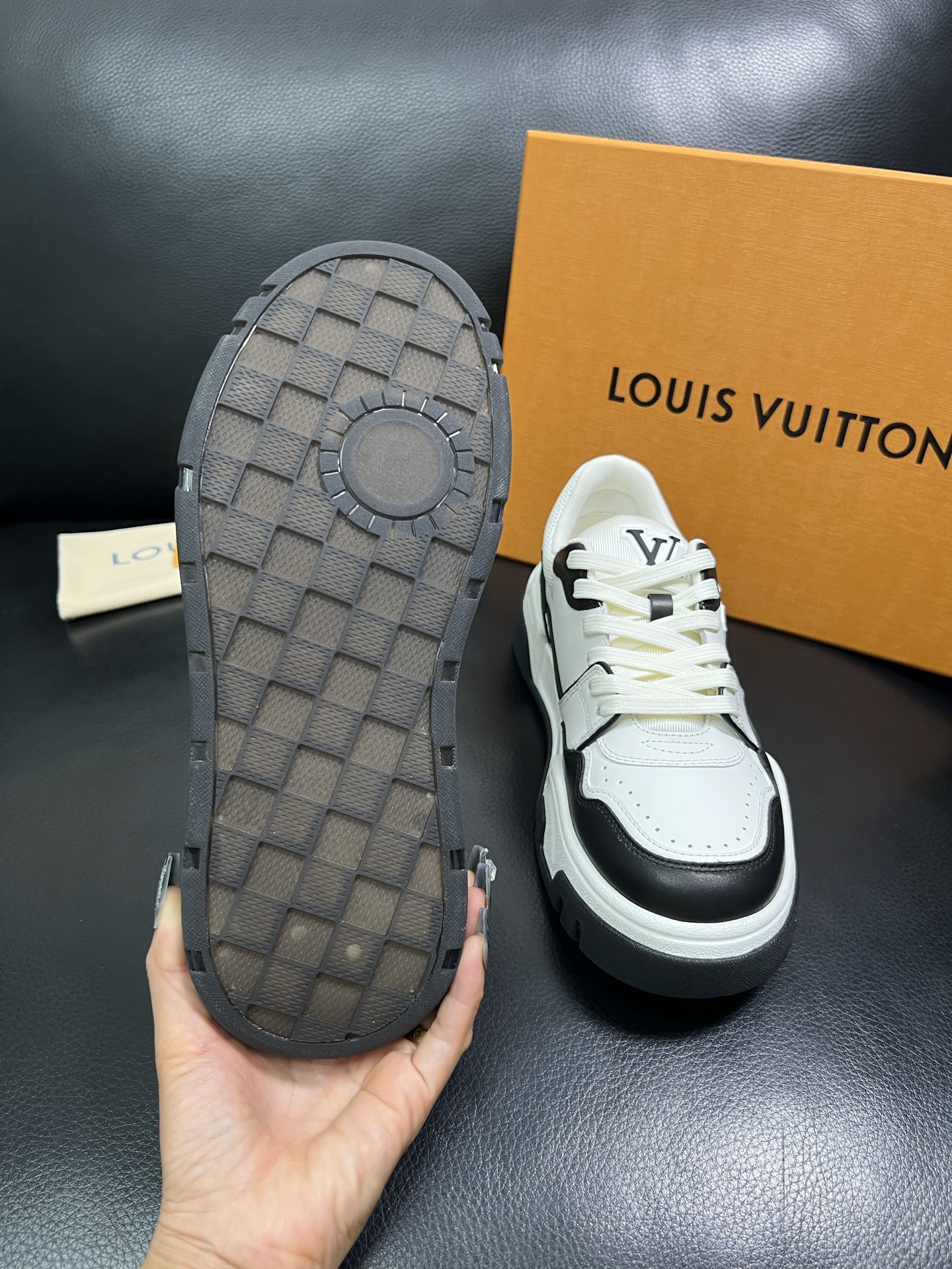 Lv 顶级代购 路易威登，专柜同步，鞋面意大利进口牛皮，进口网布里垫柔软舒适，鞋底：原厂特供原版底，TP