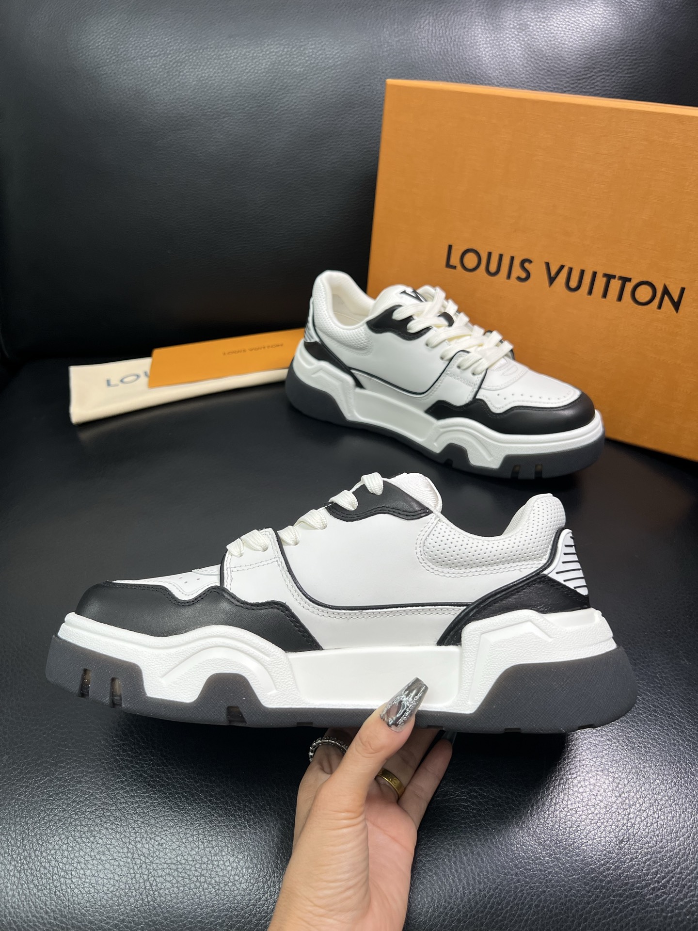 Lv 顶级代购 路易威登，专柜同步，鞋面意大利进口牛皮，进口网布里垫柔软舒适，鞋底：原厂特供原版底，TP