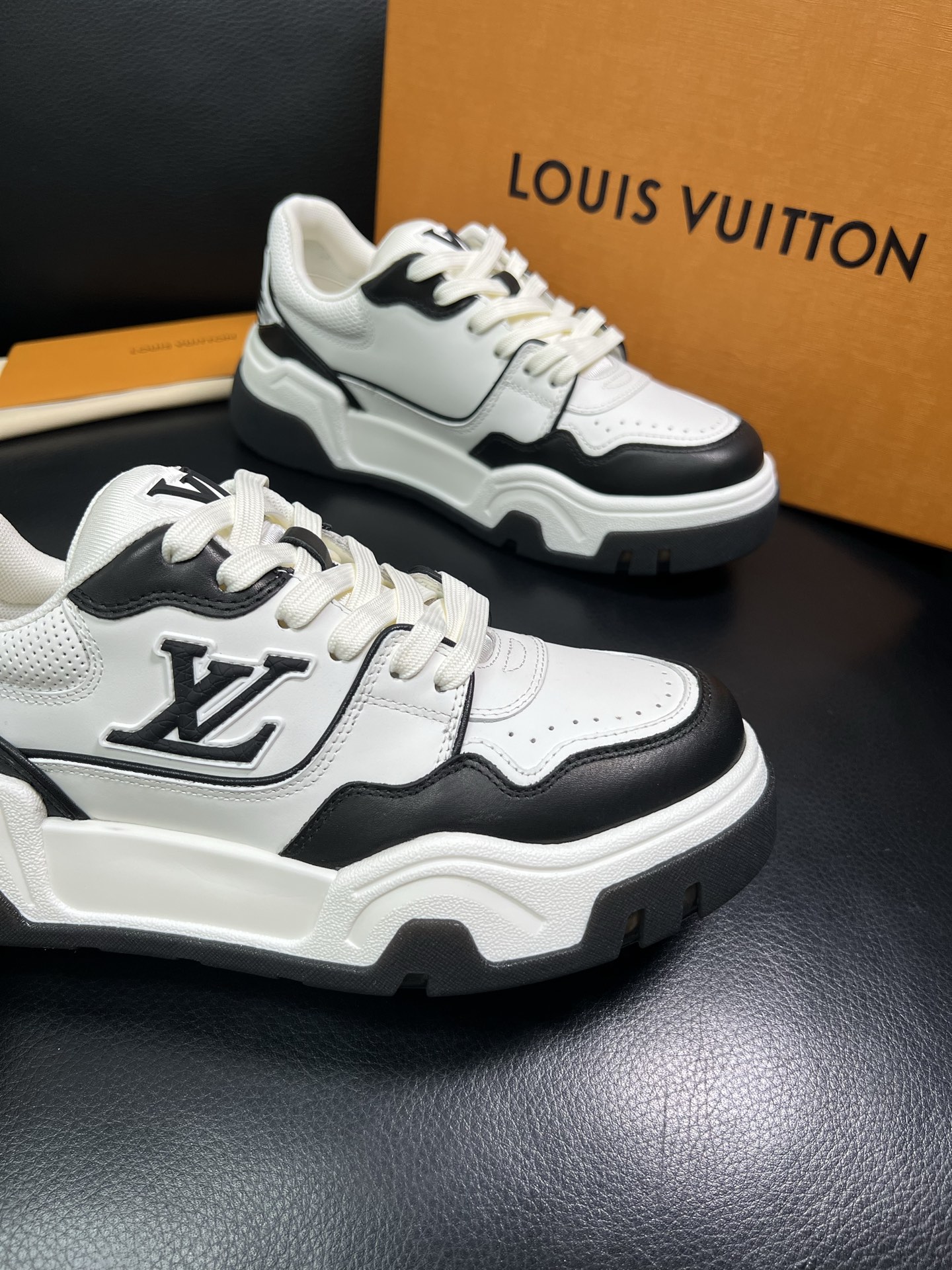 Lv 顶级代购 路易威登，专柜同步，鞋面意大利进口牛皮，进口网布里垫柔软舒适，鞋底：原厂特供原版底，TP