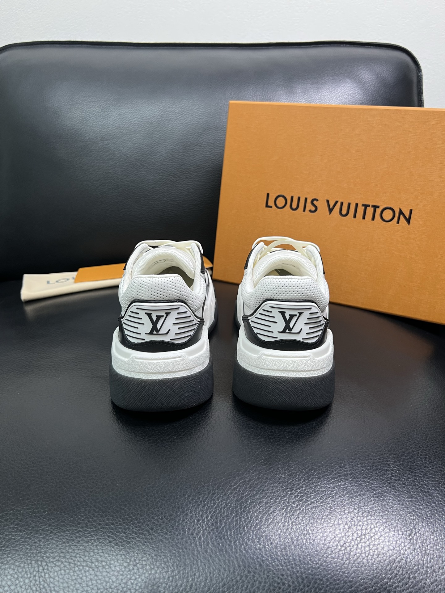 Lv 顶级代购 路易威登，专柜同步，鞋面意大利进口牛皮，进口网布里垫柔软舒适，鞋底：原厂特供原版底，TP
