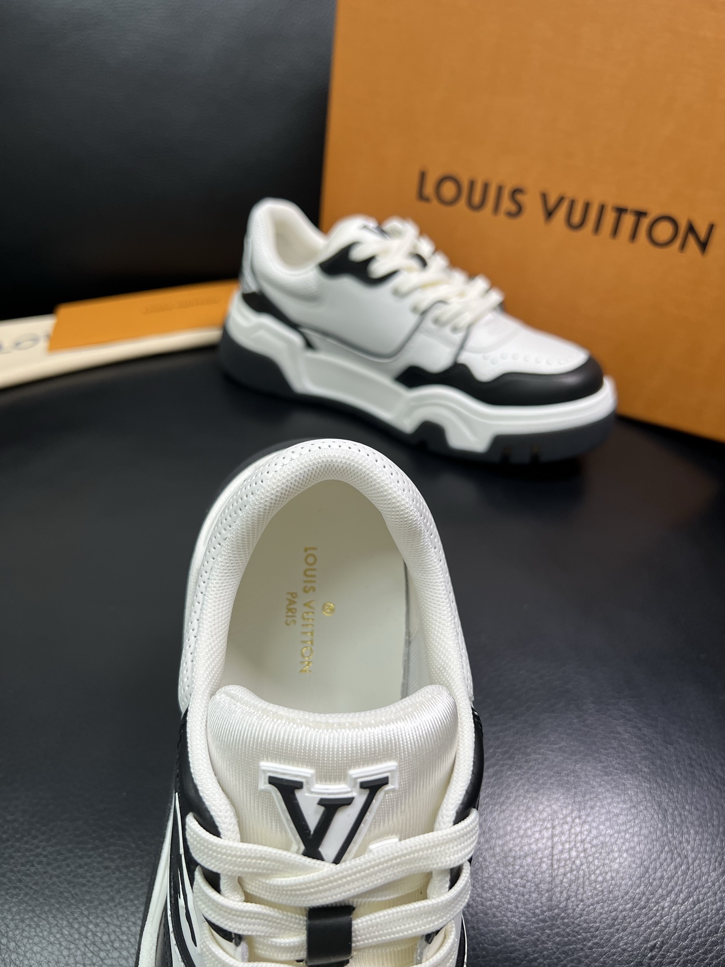 Lv 顶级代购 路易威登，专柜同步，鞋面意大利进口牛皮，进口网布里垫柔软舒适，鞋底：原厂特供原版底，TP