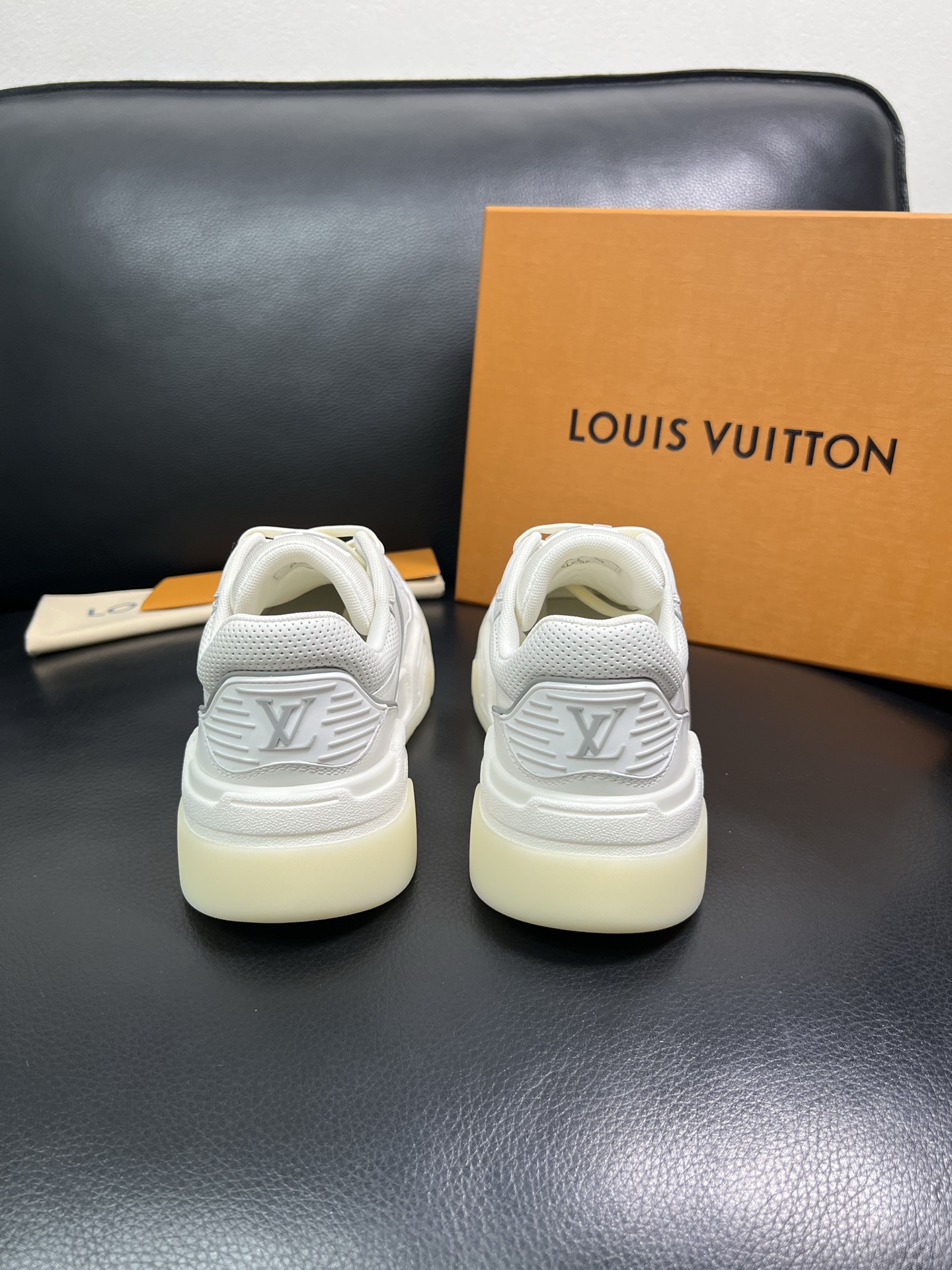 Lv 顶级代购 路易威登，专柜同步，鞋面意大利进口牛皮，进口网布里垫柔软舒适，鞋底：原厂特供原版底，TP