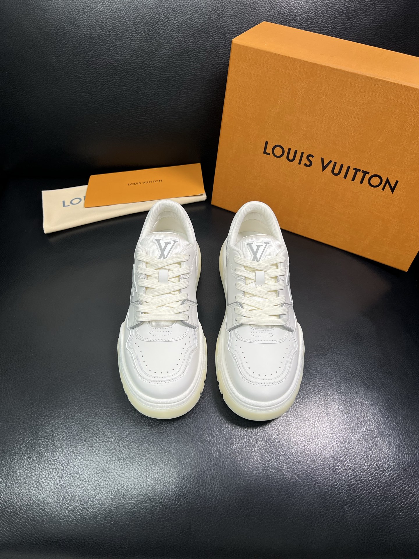 Lv 顶级代购 路易威登，专柜同步，鞋面意大利进口牛皮，进口网布里垫柔软舒适，鞋底：原厂特供原版底，TP