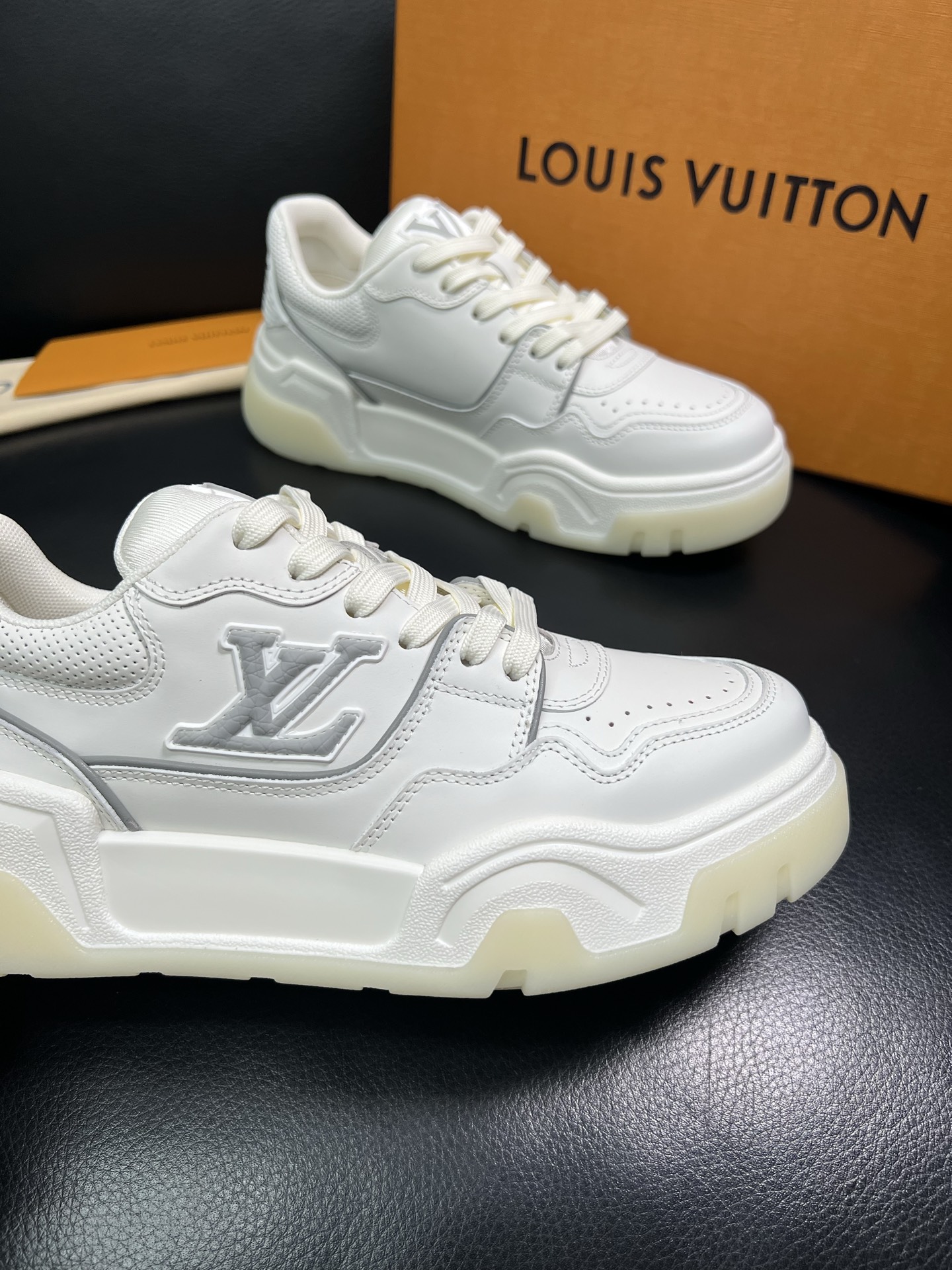 Lv 顶级代购 路易威登，专柜同步，鞋面意大利进口牛皮，进口网布里垫柔软舒适，鞋底：原厂特供原版底，TP
