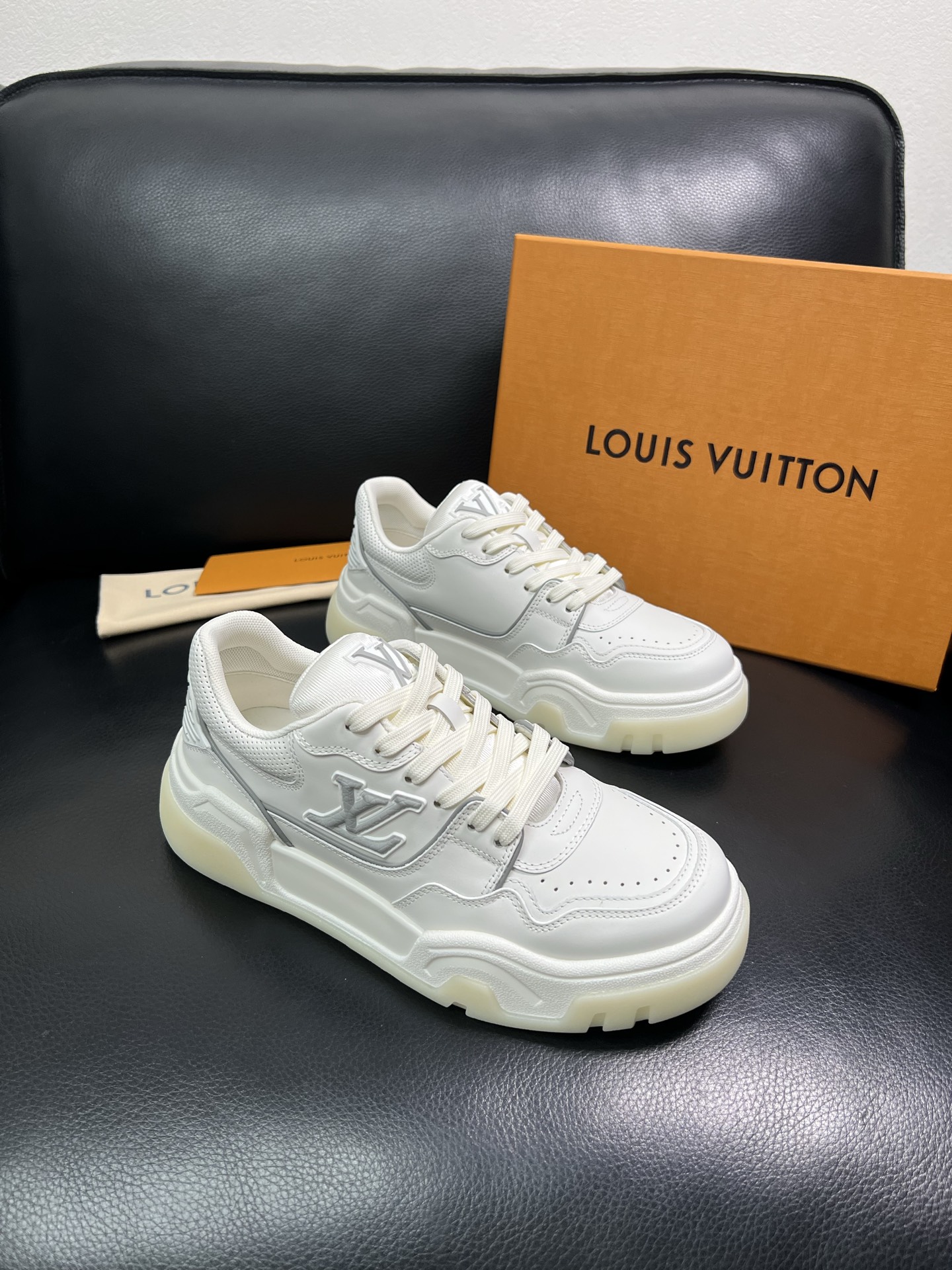 Lv 顶级代购 路易威登，专柜同步，鞋面意大利进口牛皮，进口网布里垫柔软舒适，鞋底：原厂特供原版底，TP