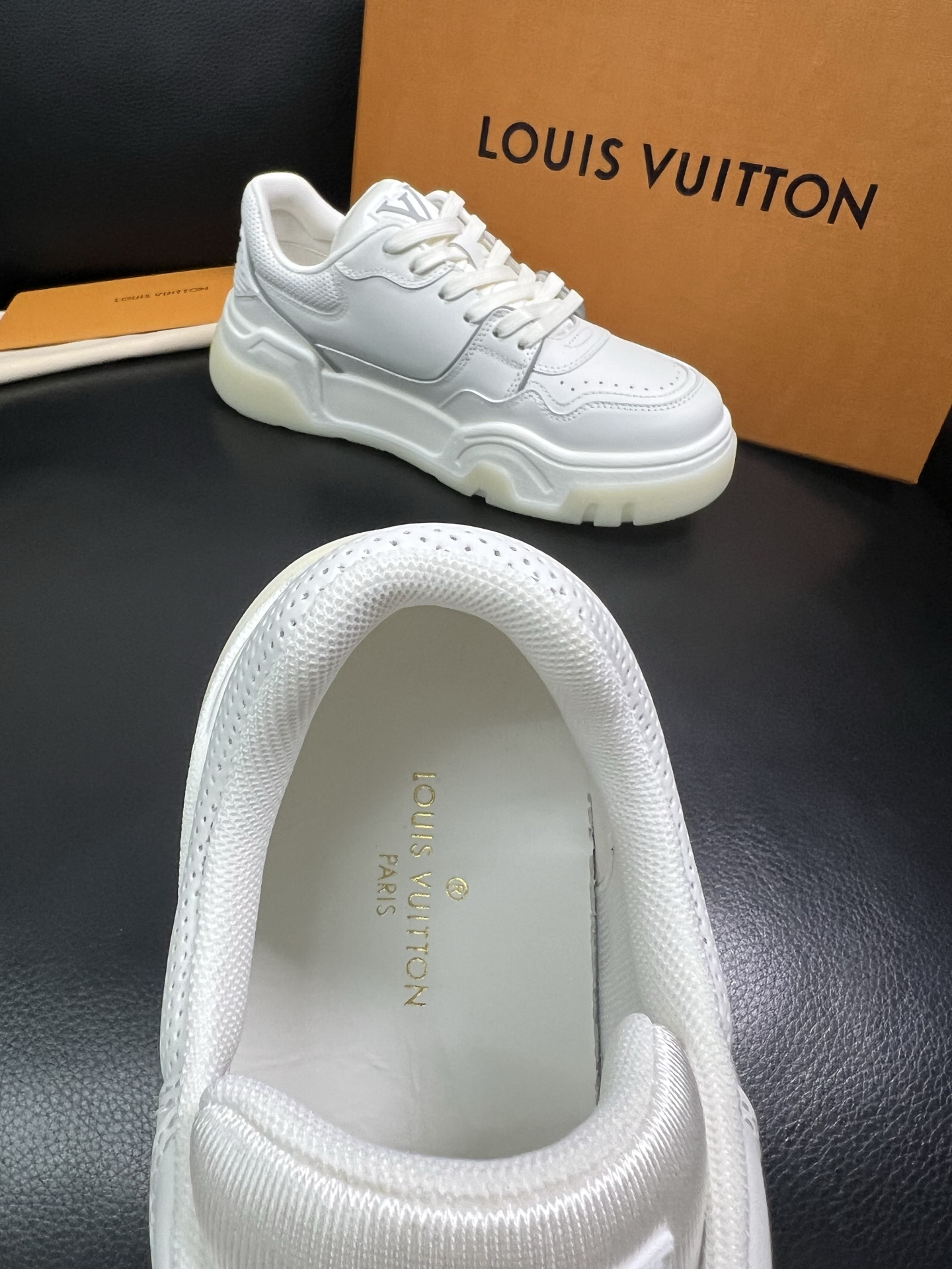 Lv 顶级代购 路易威登，专柜同步，鞋面意大利进口牛皮，进口网布里垫柔软舒适，鞋底：原厂特供原版底，TP
