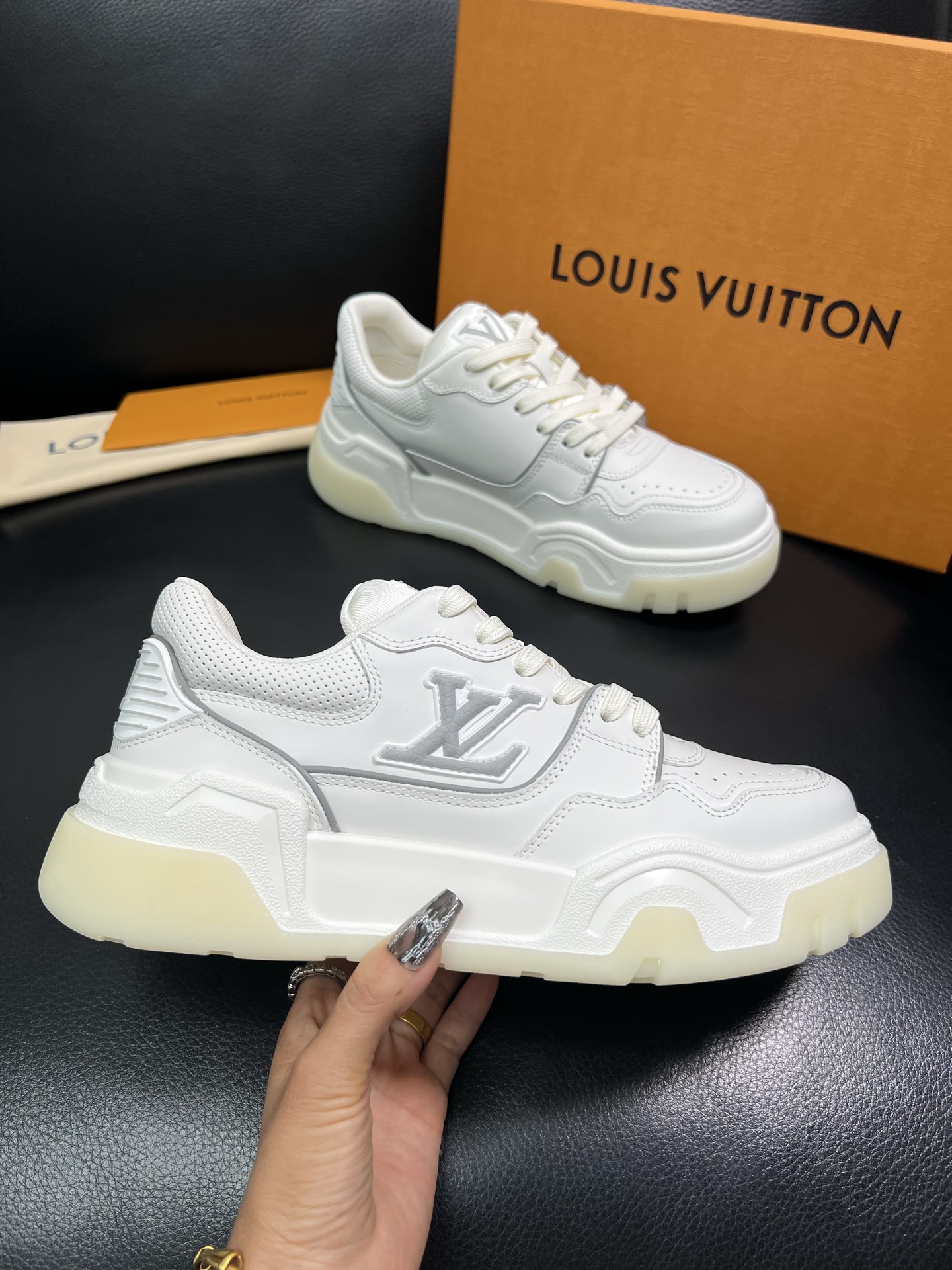 Lv 顶级代购 路易威登，专柜同步，鞋面意大利进口牛皮，进口网布里垫柔软舒适，鞋底：原厂特供原版底，TP