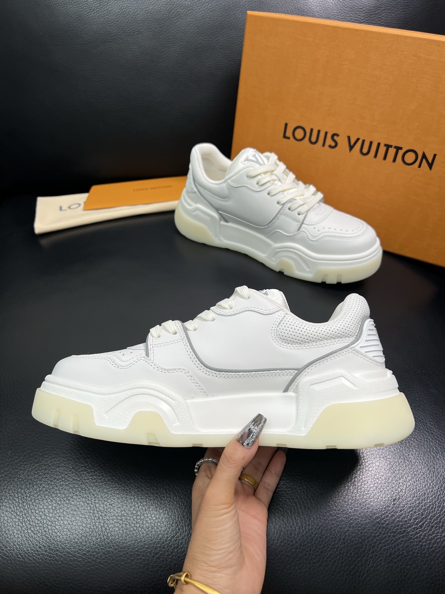 Lv 顶级代购 路易威登，专柜同步，鞋面意大利进口牛皮，进口网布里垫柔软舒适，鞋底：原厂特供原版底，TP