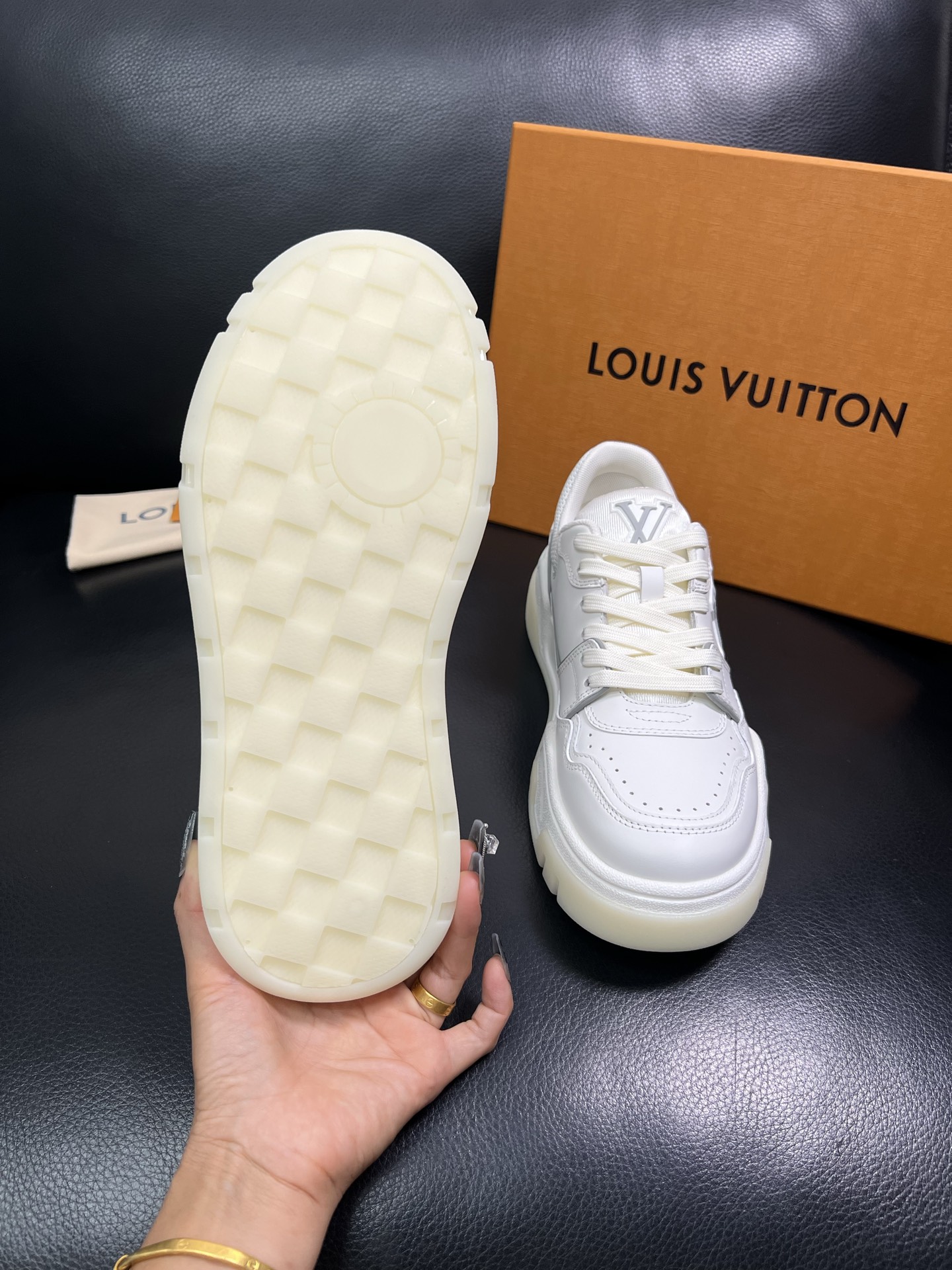 Lv 顶级代购 路易威登，专柜同步，鞋面意大利进口牛皮，进口网布里垫柔软舒适，鞋底：原厂特供原版底，TP