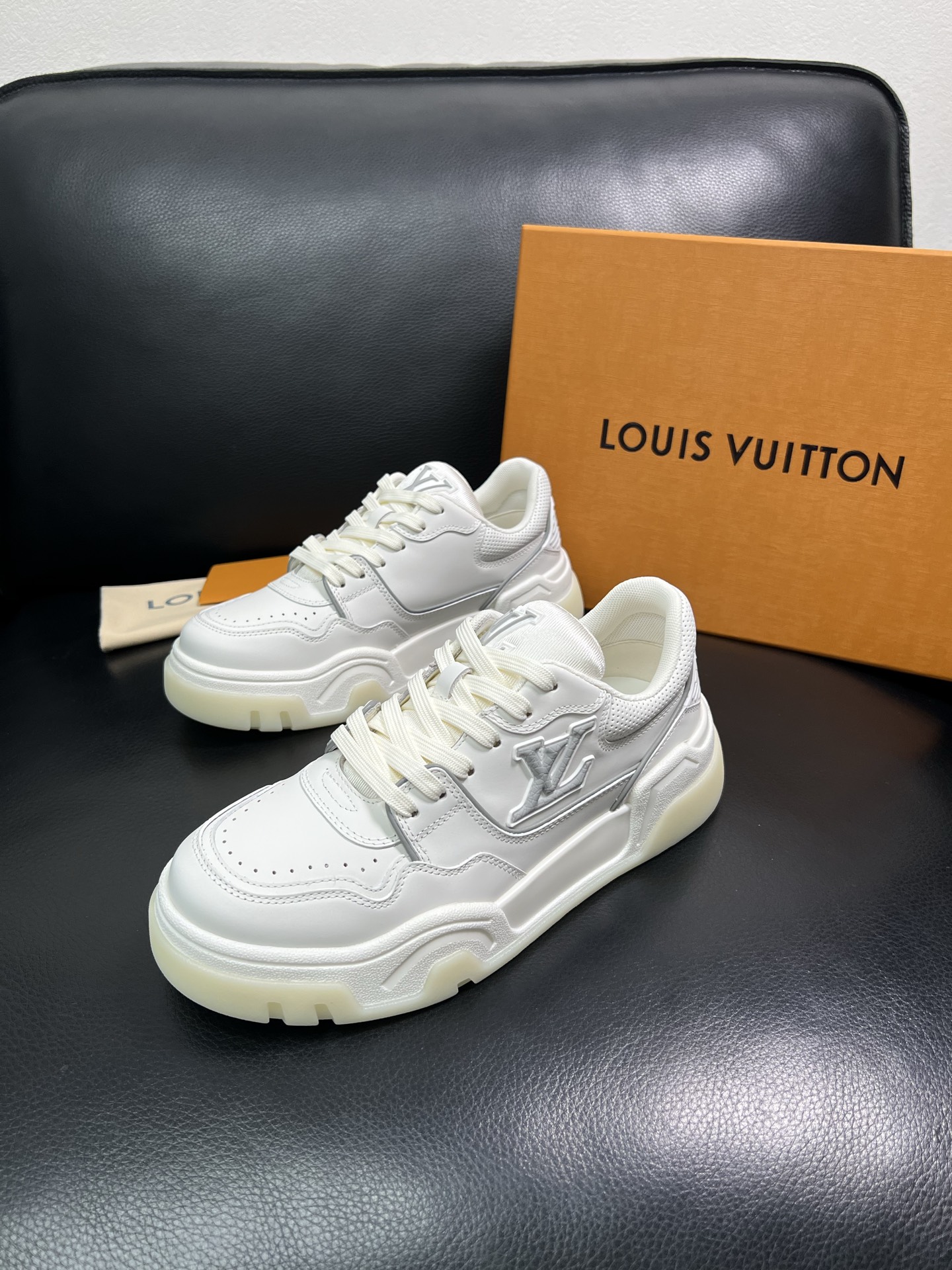 Lv 顶级代购 路易威登，专柜同步，鞋面意大利进口牛皮，进口网布里垫柔软舒适，鞋底：原厂特供原版底，TP