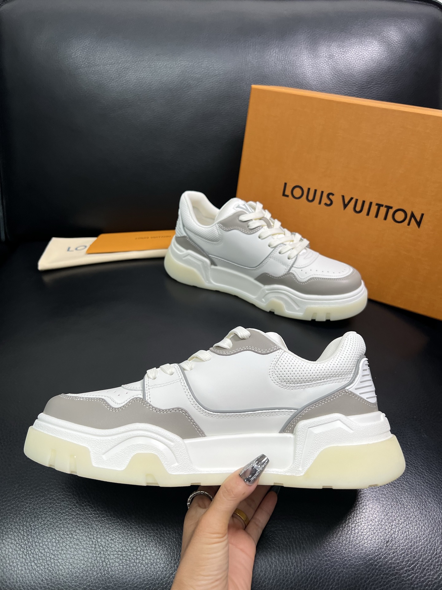 Lv 顶级代购 路易威登，专柜同步，鞋面意大利进口牛皮，进口网布里垫柔软舒适，鞋底：原厂特供原版底，TP