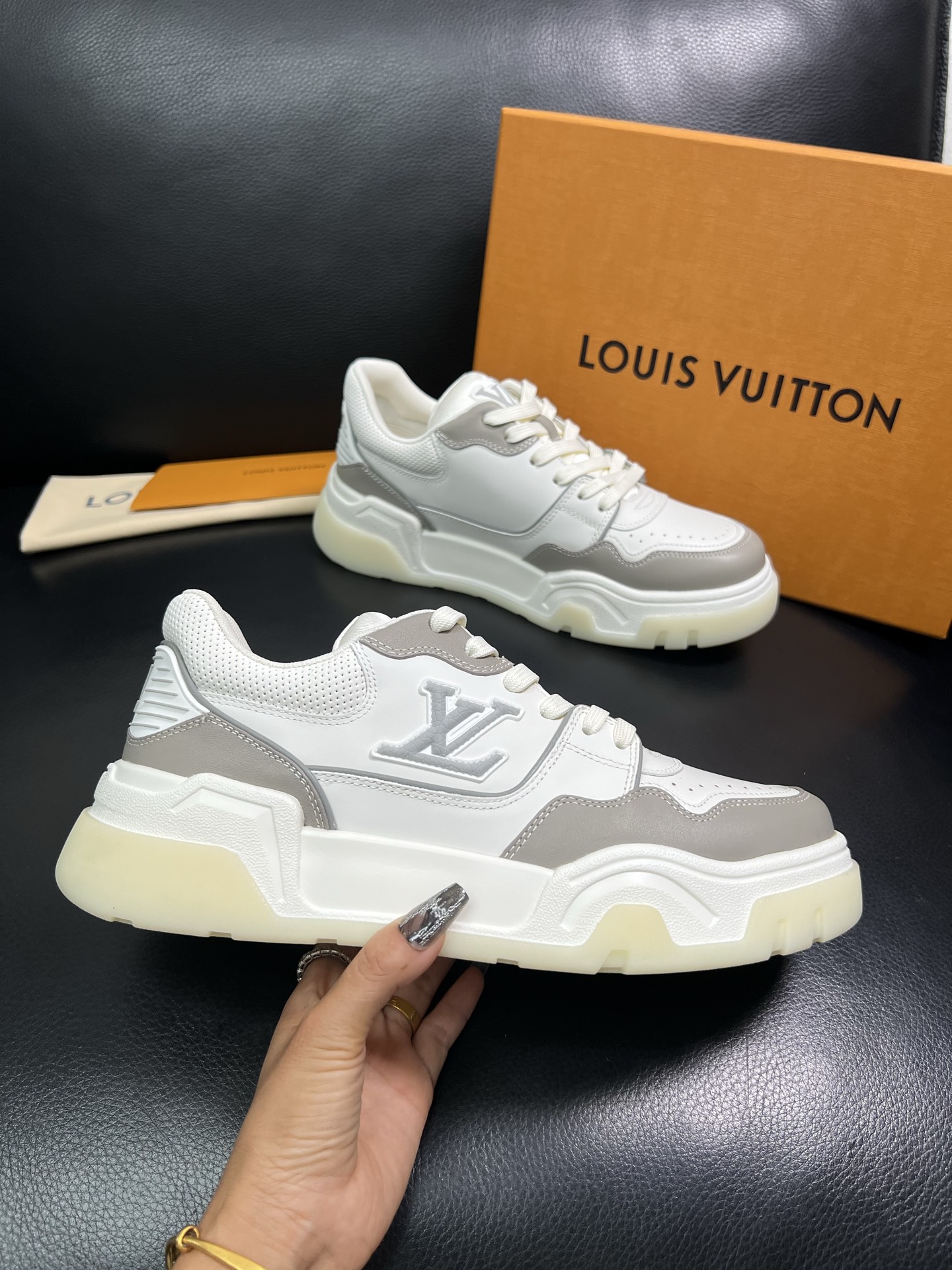 Lv 顶级代购 路易威登，专柜同步，鞋面意大利进口牛皮，进口网布里垫柔软舒适，鞋底：原厂特供原版底，TP