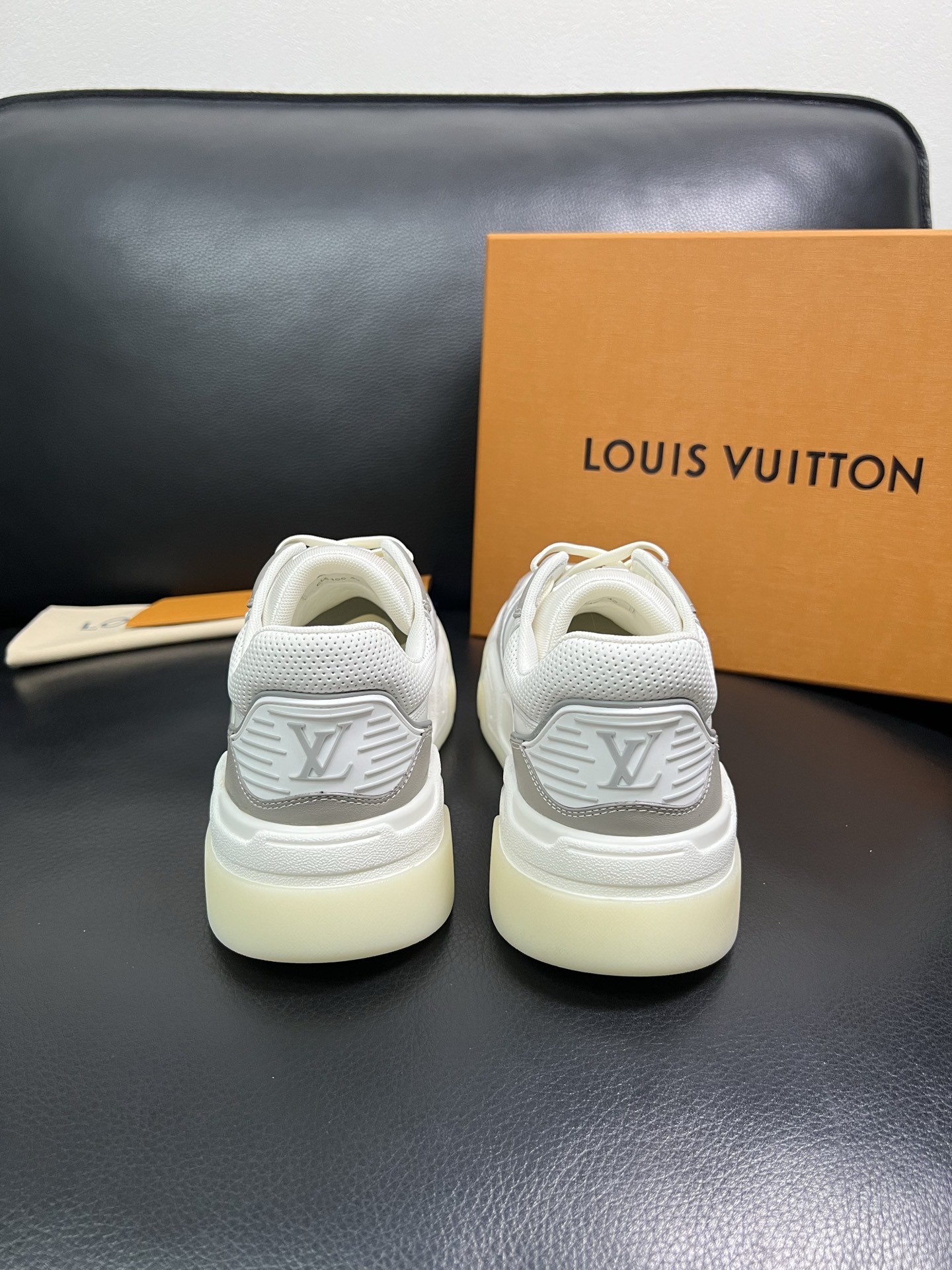 Lv 顶级代购 路易威登，专柜同步，鞋面意大利进口牛皮，进口网布里垫柔软舒适，鞋底：原厂特供原版底，TP