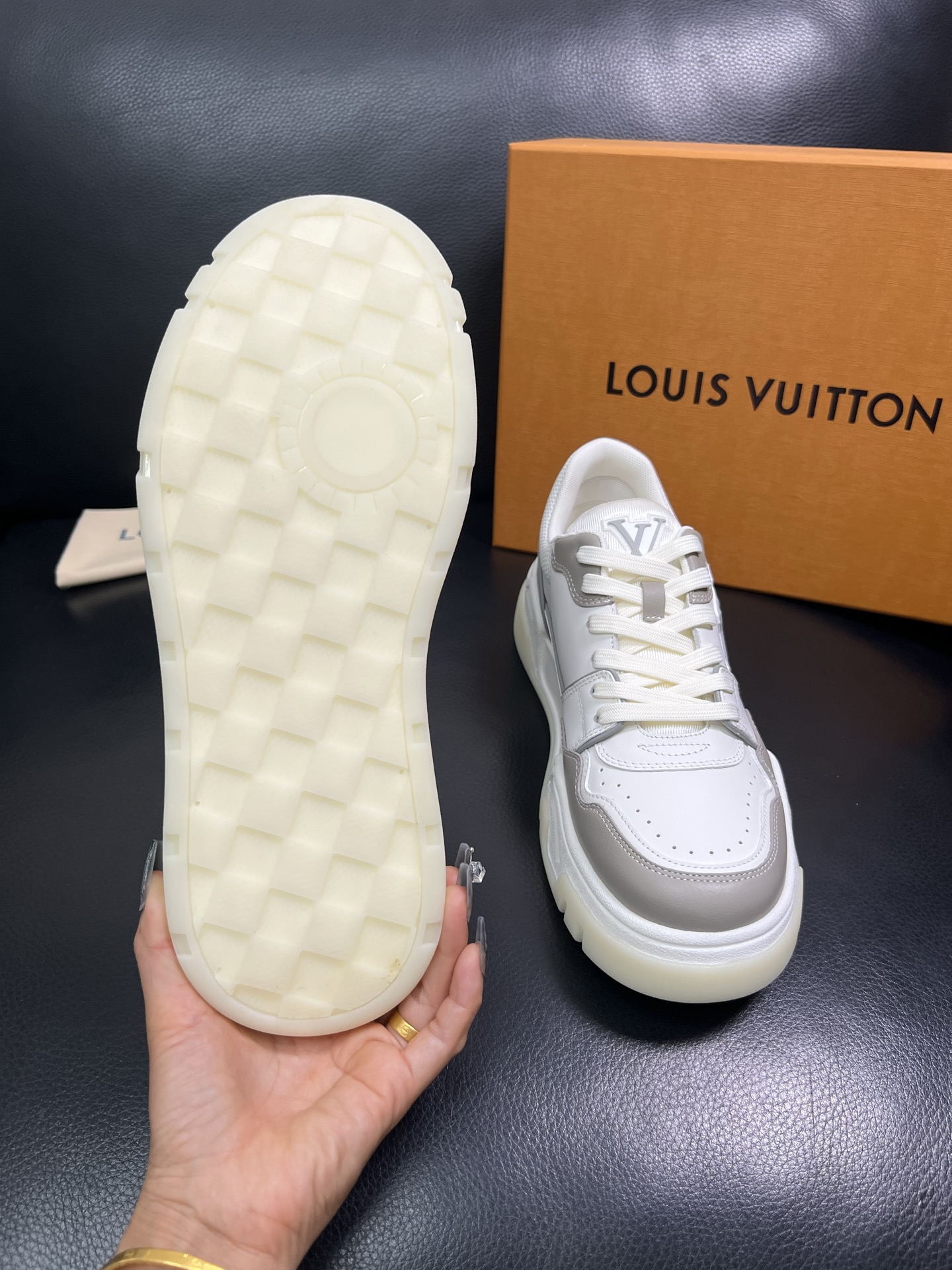 Lv 顶级代购 路易威登，专柜同步，鞋面意大利进口牛皮，进口网布里垫柔软舒适，鞋底：原厂特供原版底，TP
