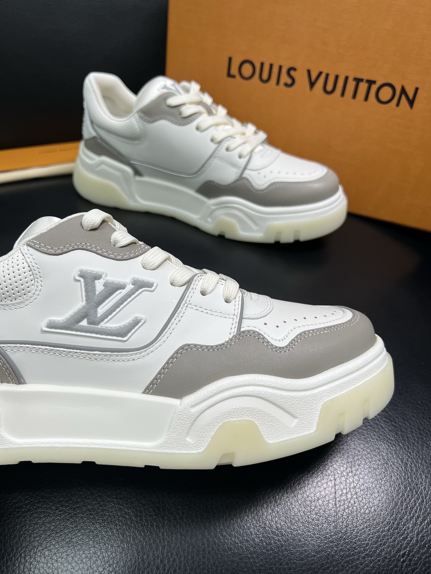 Lv 顶级代购 路易威登，专柜同步，鞋面意大利进口牛皮，进口网布里垫柔软舒适，鞋底：原厂特供原版底，TP