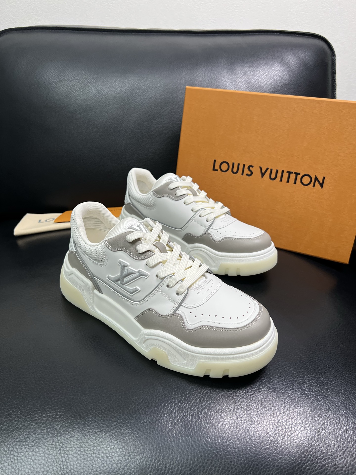 Lv 顶级代购 路易威登，专柜同步，鞋面意大利进口牛皮，进口网布里垫柔软舒适，鞋底：原厂特供原版底，TP
