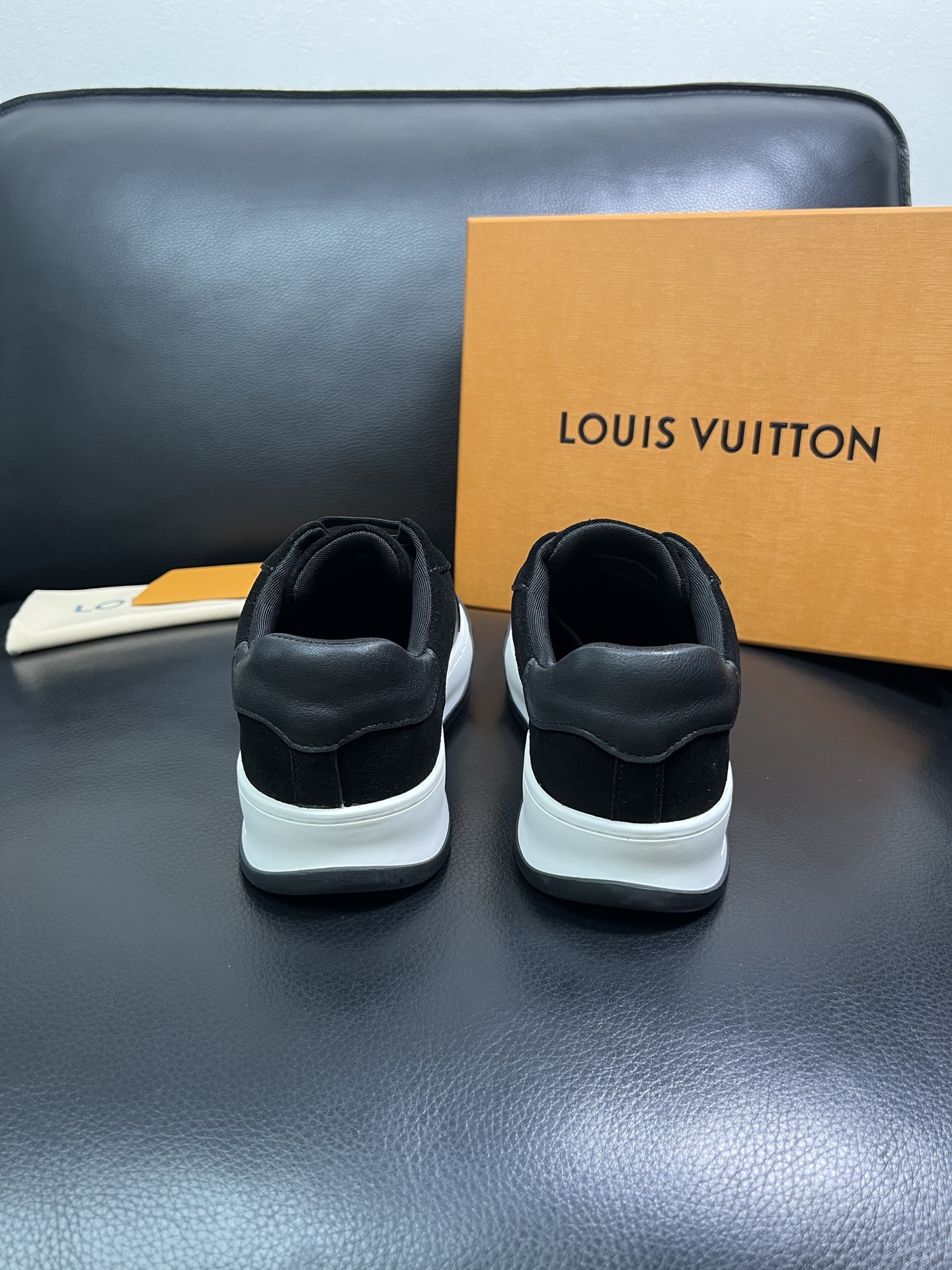 Lv 顶级代购 路易威登，专柜同步，鞋面意大利进口牛皮，进口网布里垫柔软舒适，鞋底：原厂特供原版底，TP
