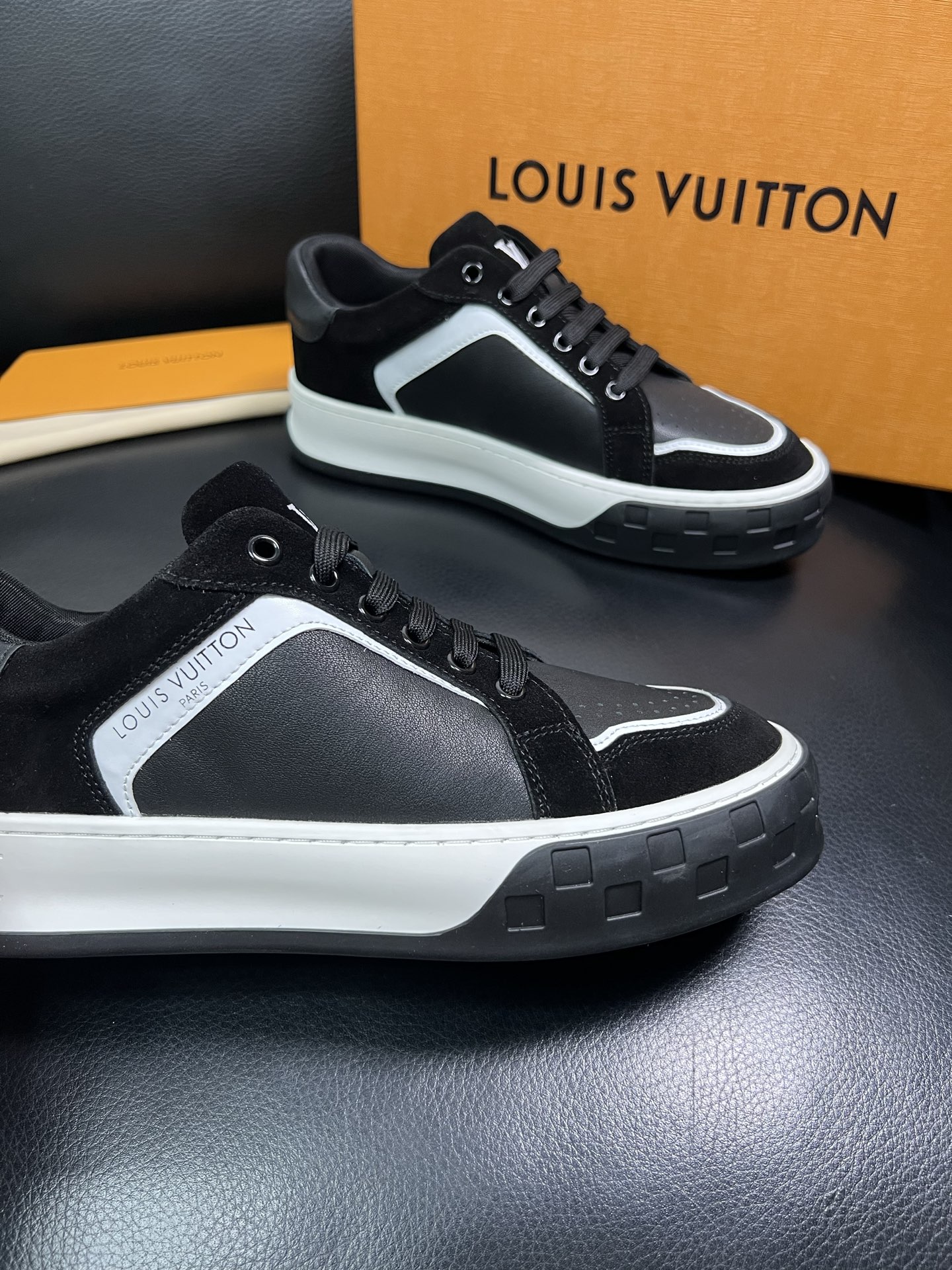 Lv 顶级代购 路易威登，专柜同步，鞋面意大利进口牛皮，进口网布里垫柔软舒适，鞋底：原厂特供原版底，TP