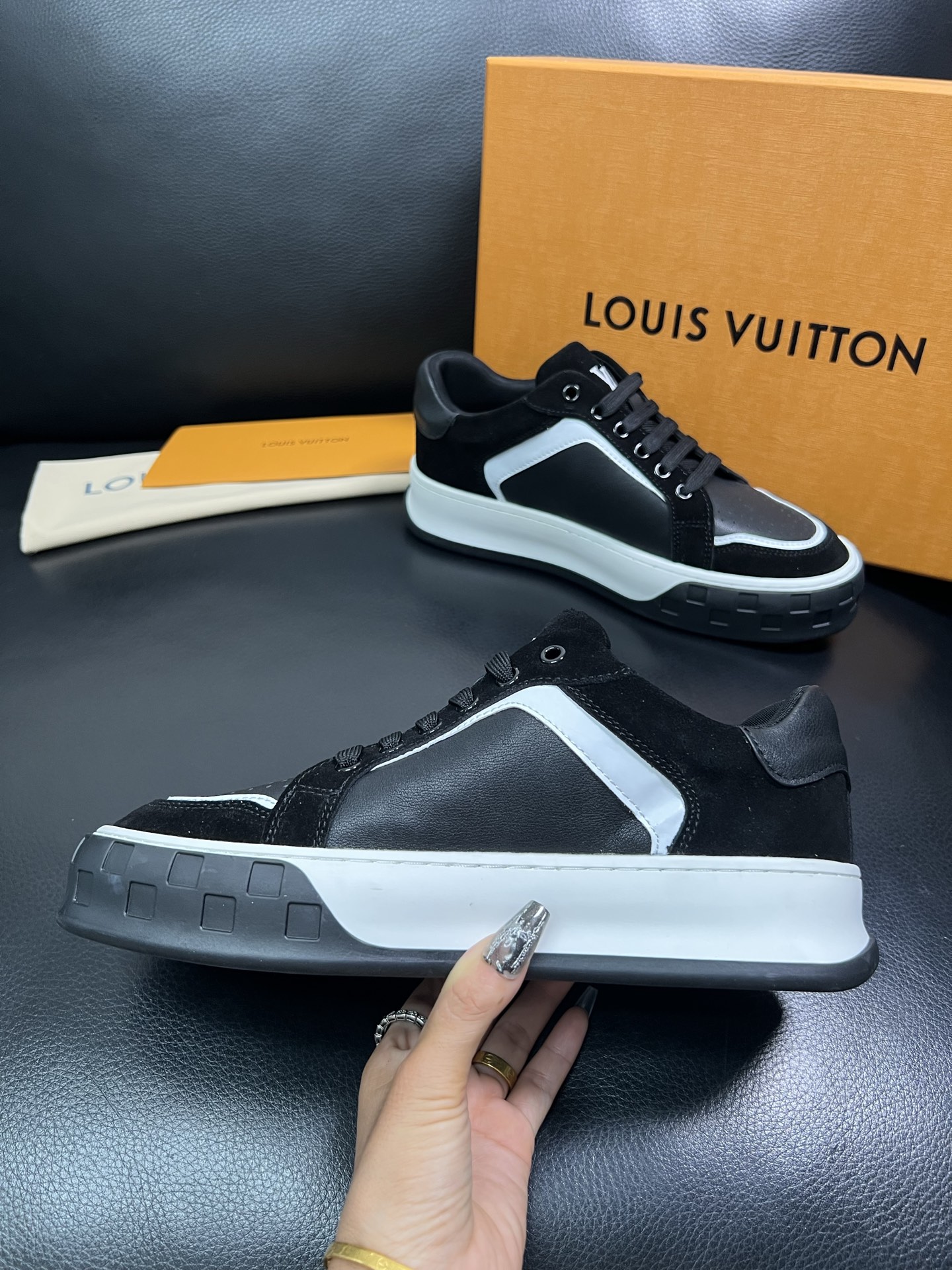 Lv 顶级代购 路易威登，专柜同步，鞋面意大利进口牛皮，进口网布里垫柔软舒适，鞋底：原厂特供原版底，TP
