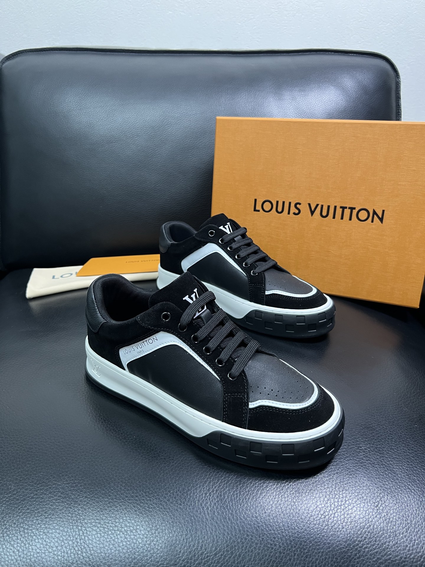 Lv 顶级代购 路易威登，专柜同步，鞋面意大利进口牛皮，进口网布里垫柔软舒适，鞋底：原厂特供原版底，TP