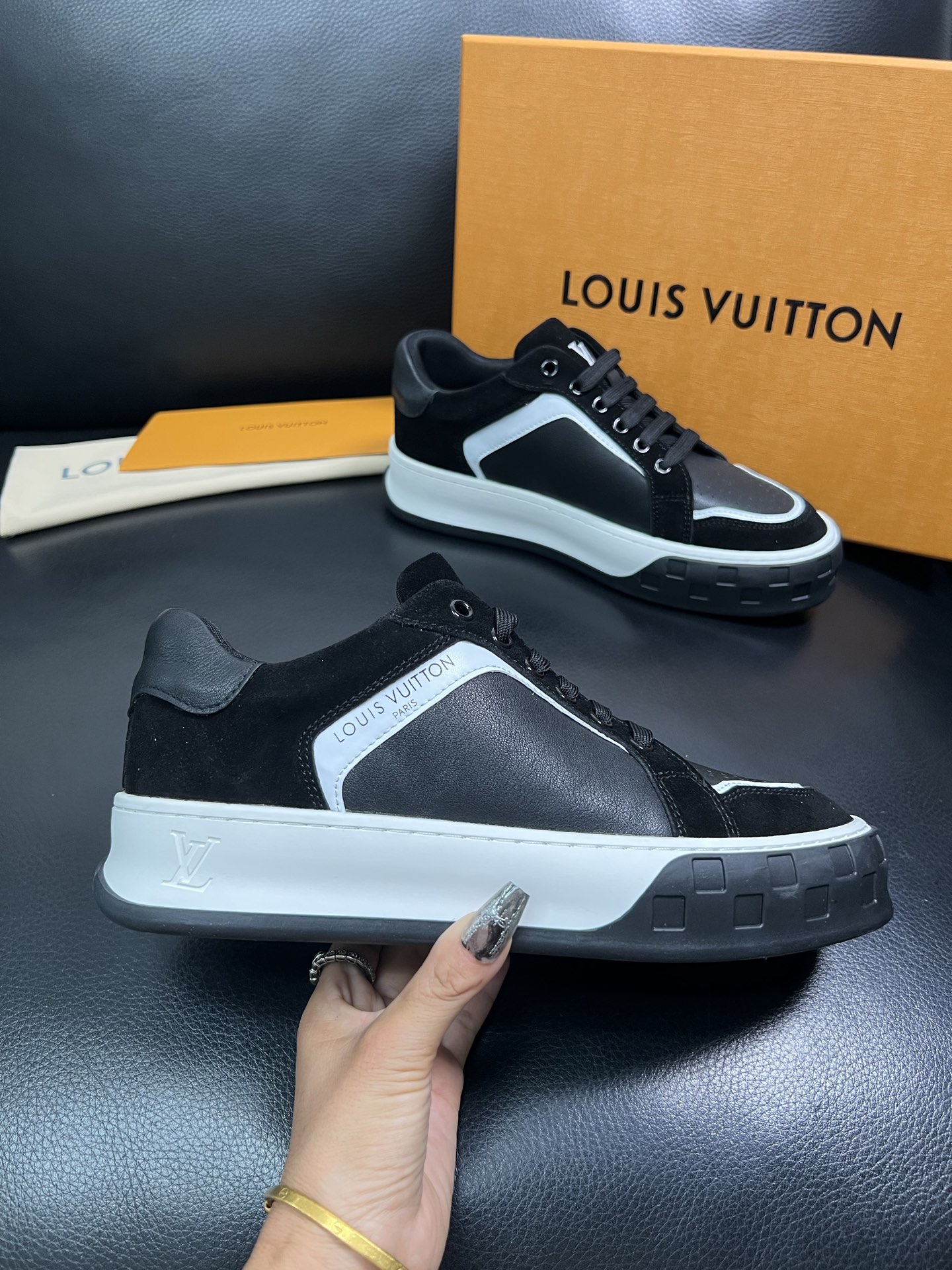Lv 顶级代购 路易威登，专柜同步，鞋面意大利进口牛皮，进口网布里垫柔软舒适，鞋底：原厂特供原版底，TP