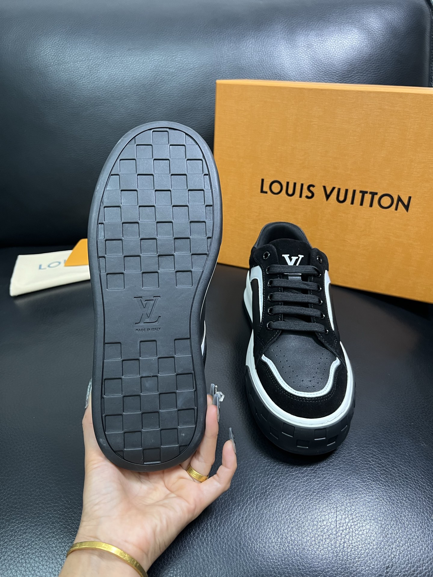 Lv 顶级代购 路易威登，专柜同步，鞋面意大利进口牛皮，进口网布里垫柔软舒适，鞋底：原厂特供原版底，TP