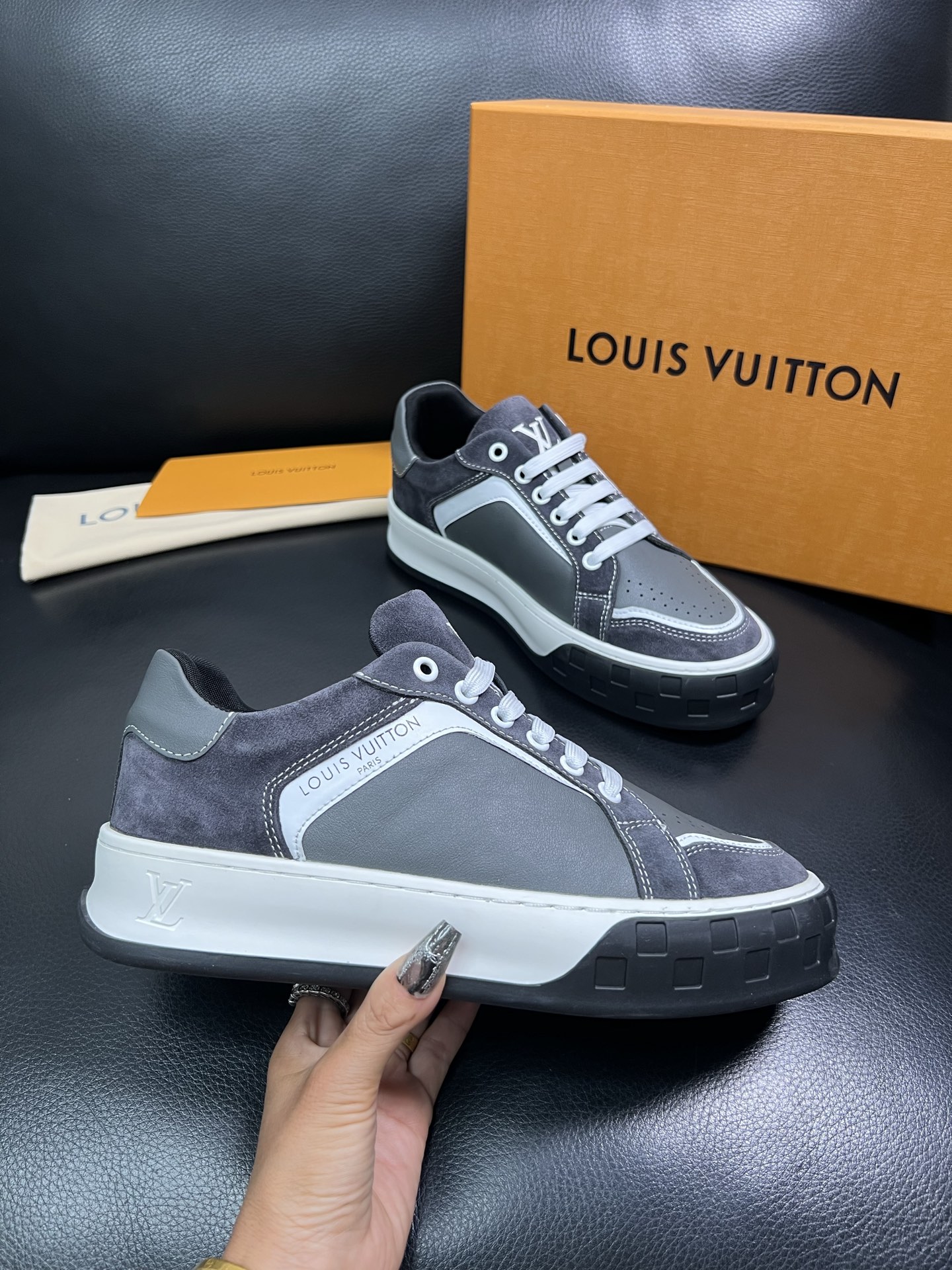 Lv 顶级代购 路易威登，专柜同步，鞋面意大利进口牛皮，进口网布里垫柔软舒适，鞋底：原厂特供原版底，TP