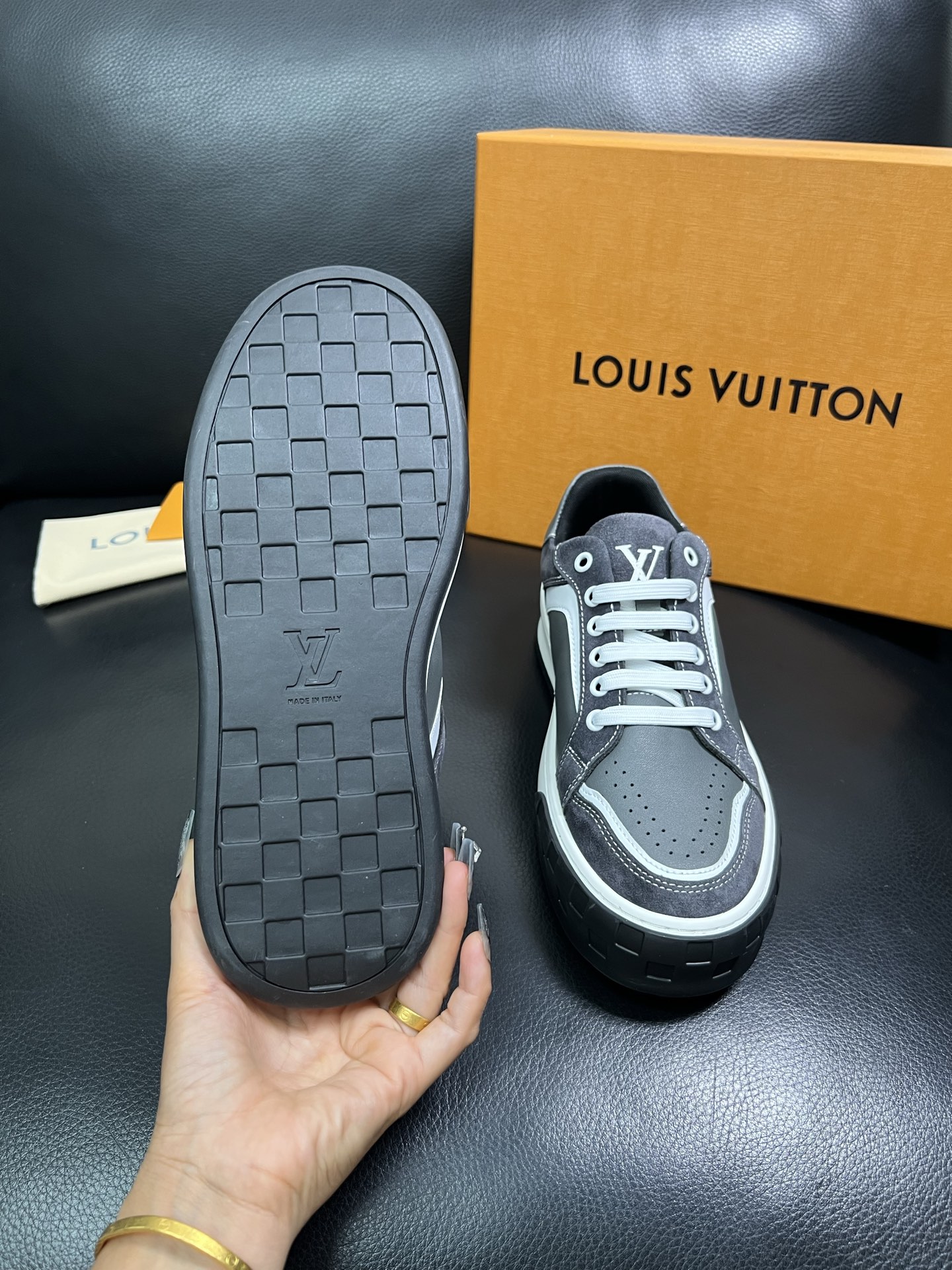 Lv 顶级代购 路易威登，专柜同步，鞋面意大利进口牛皮，进口网布里垫柔软舒适，鞋底：原厂特供原版底，TP