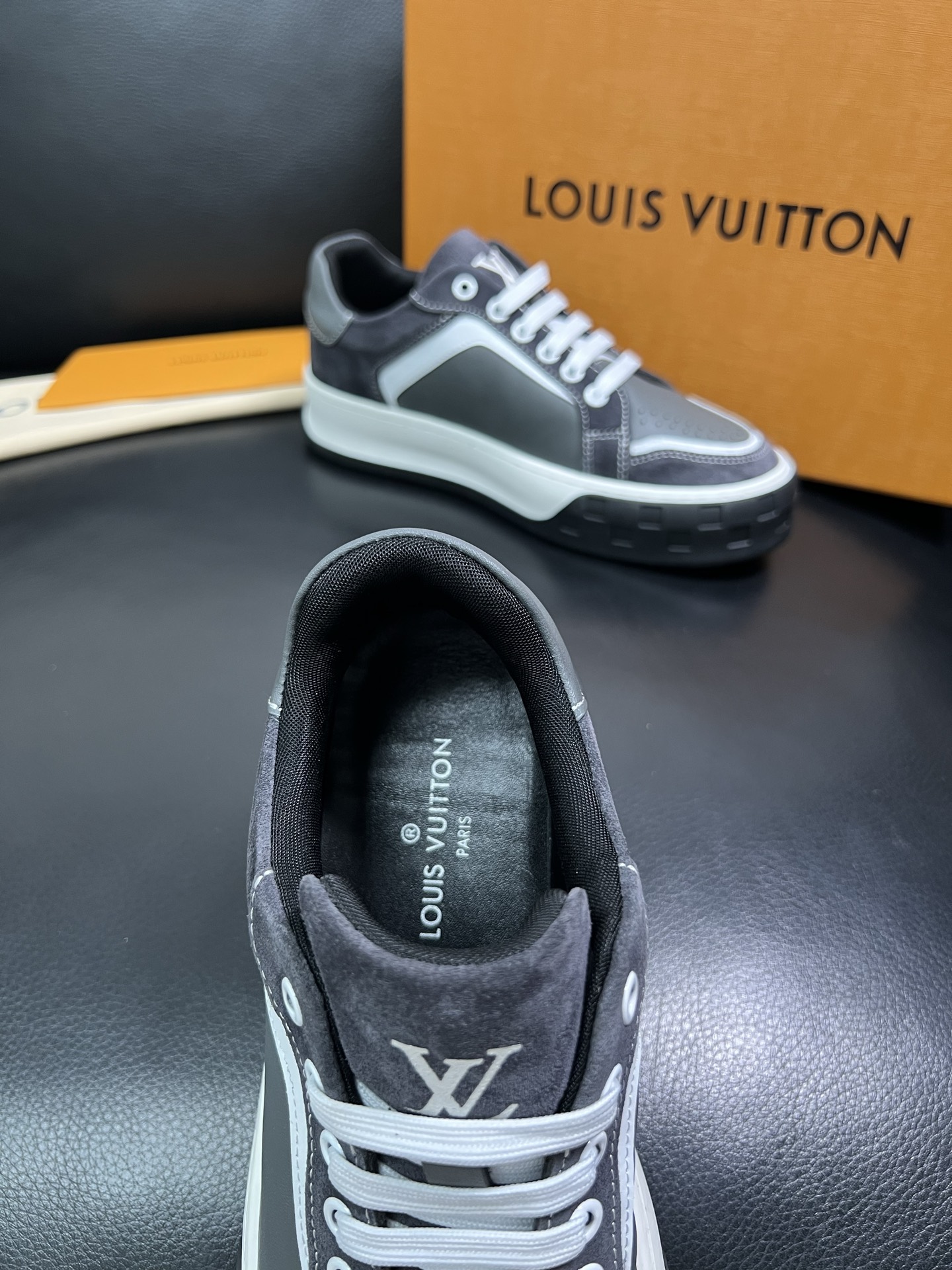 Lv 顶级代购 路易威登，专柜同步，鞋面意大利进口牛皮，进口网布里垫柔软舒适，鞋底：原厂特供原版底，TP