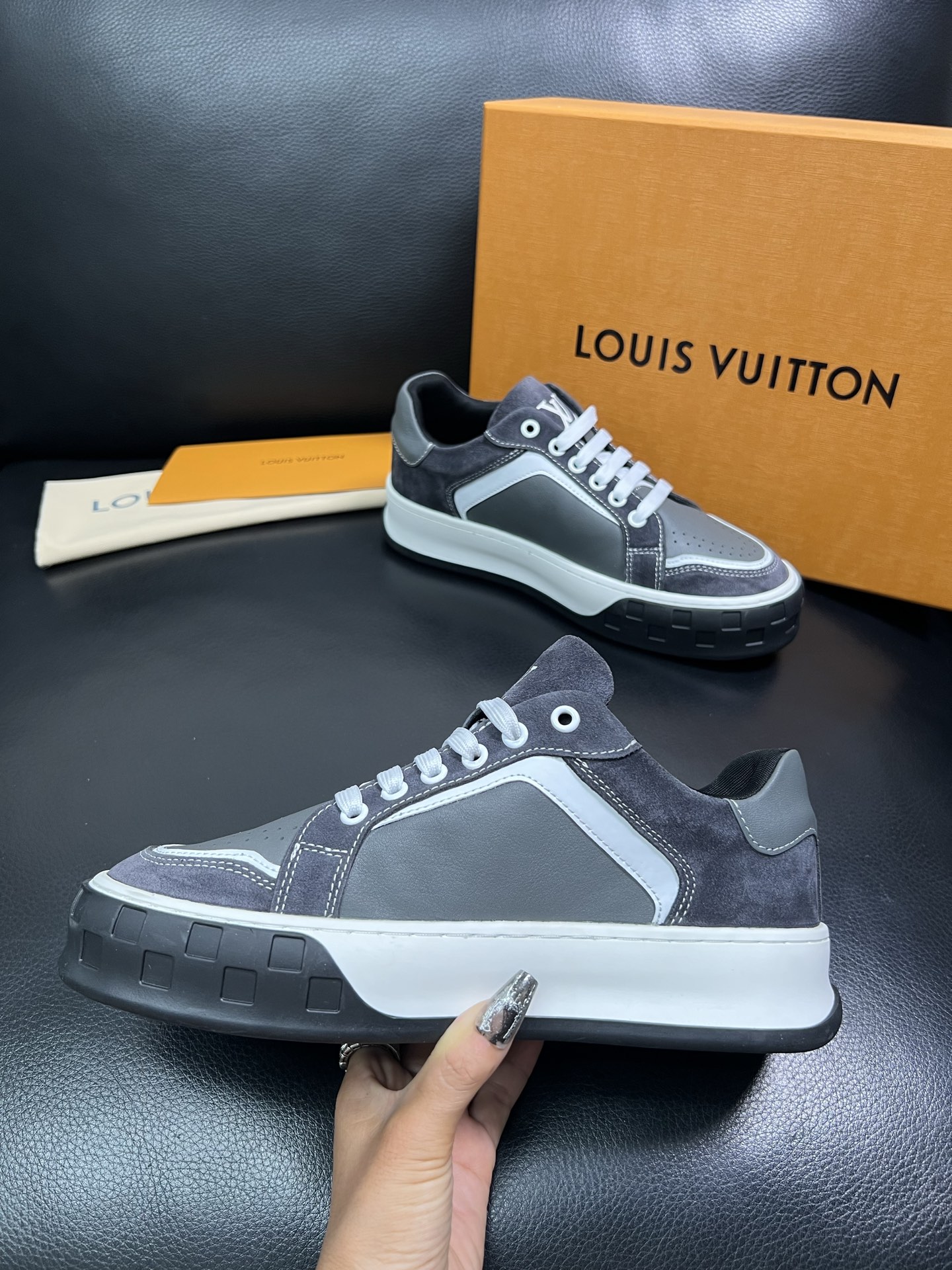 Lv 顶级代购 路易威登，专柜同步，鞋面意大利进口牛皮，进口网布里垫柔软舒适，鞋底：原厂特供原版底，TP