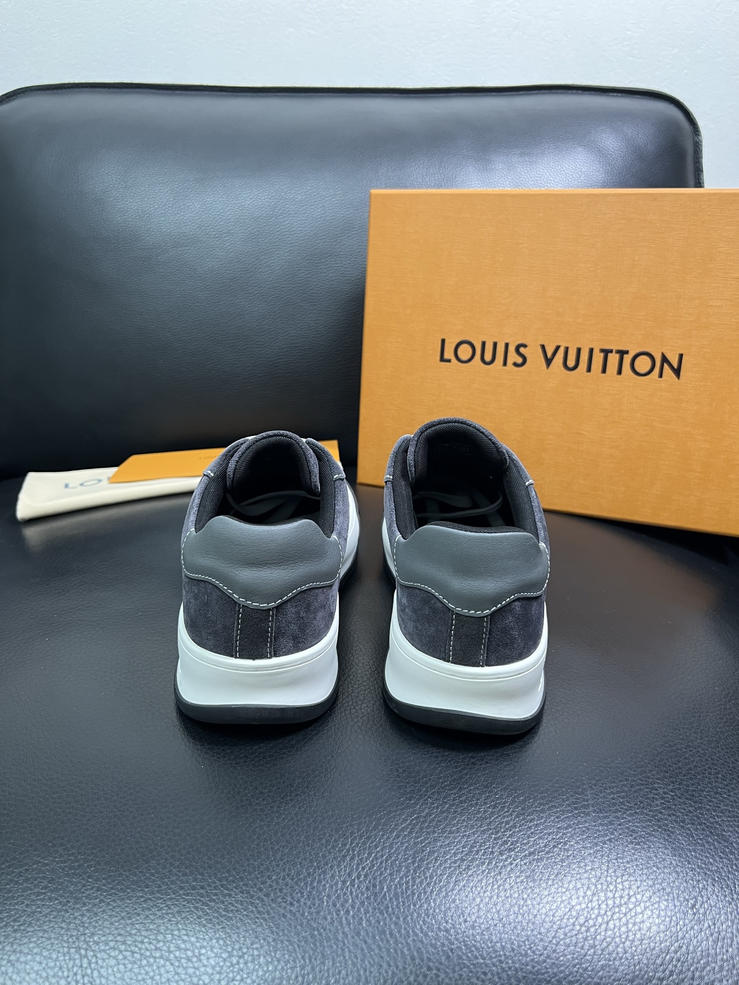 Lv 顶级代购 路易威登，专柜同步，鞋面意大利进口牛皮，进口网布里垫柔软舒适，鞋底：原厂特供原版底，TP