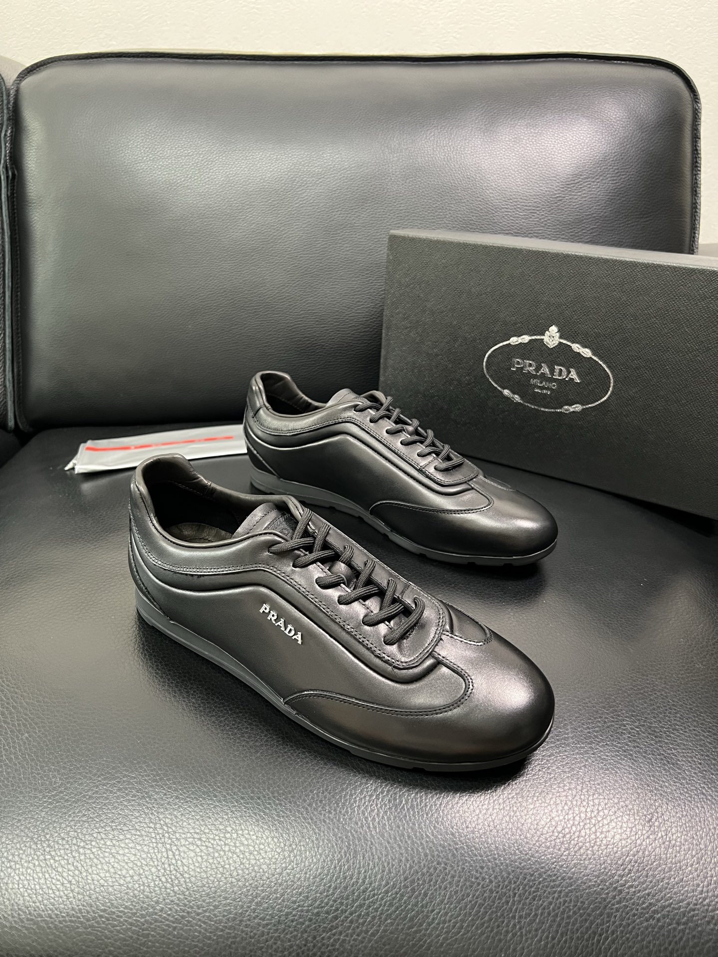 PRADA 顶级工艺品 普拉达 专柜同步 原厂配置，意大利进口原版牛皮面料，透气舒适进口水染牛里垫，鞋底