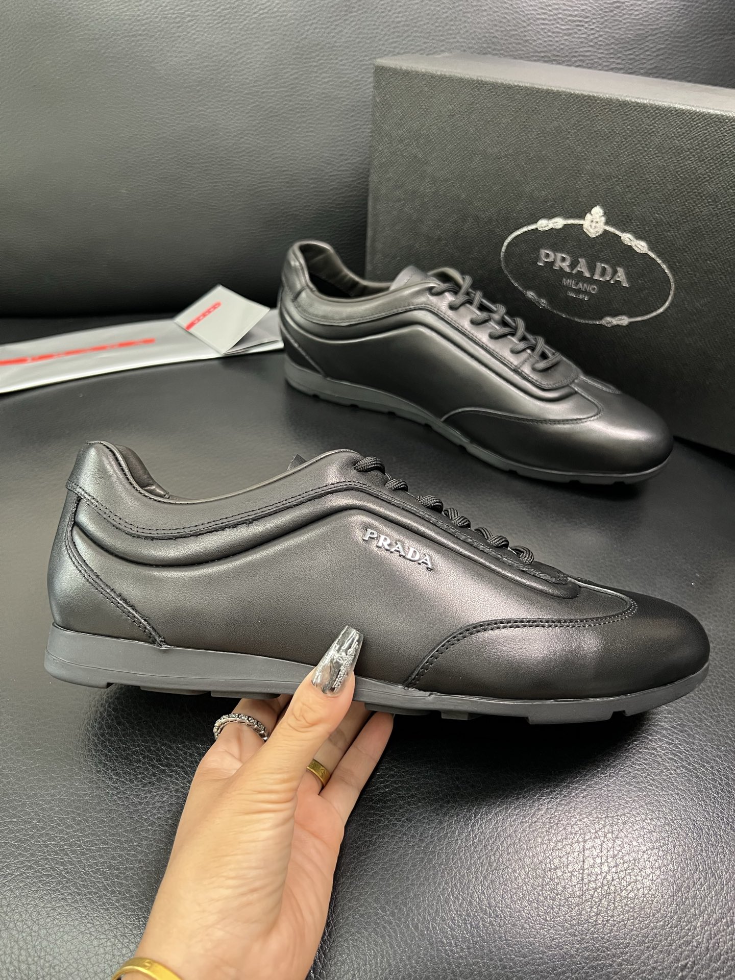 PRADA 顶级工艺品 普拉达 专柜同步 原厂配置，意大利进口原版牛皮面料，透气舒适进口水染牛里垫，鞋底