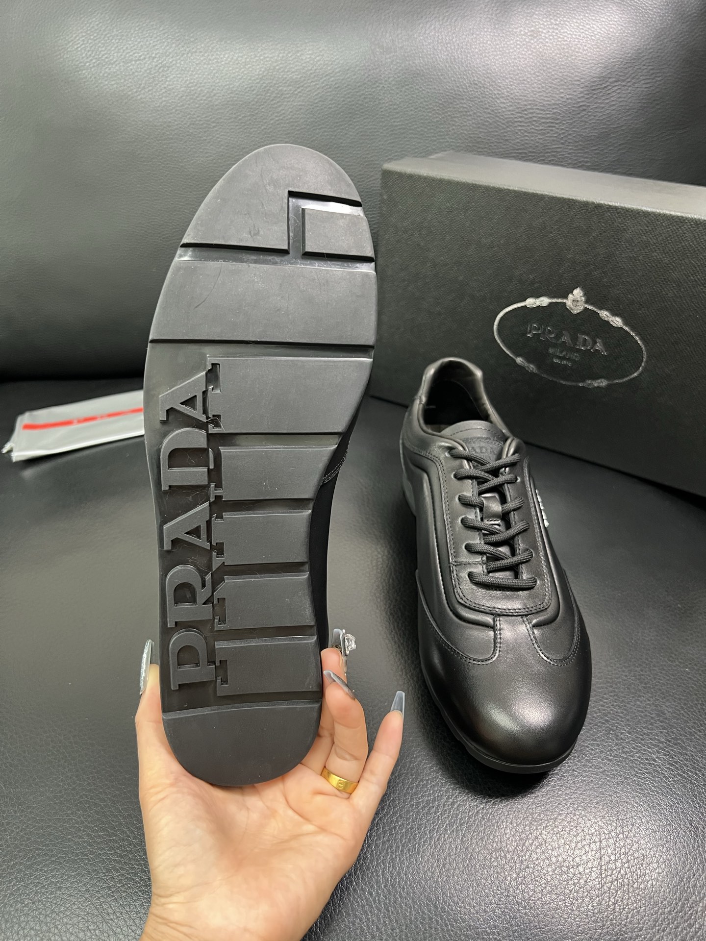 PRADA 顶级工艺品 普拉达 专柜同步 原厂配置，意大利进口原版牛皮面料，透气舒适进口水染牛里垫，鞋底