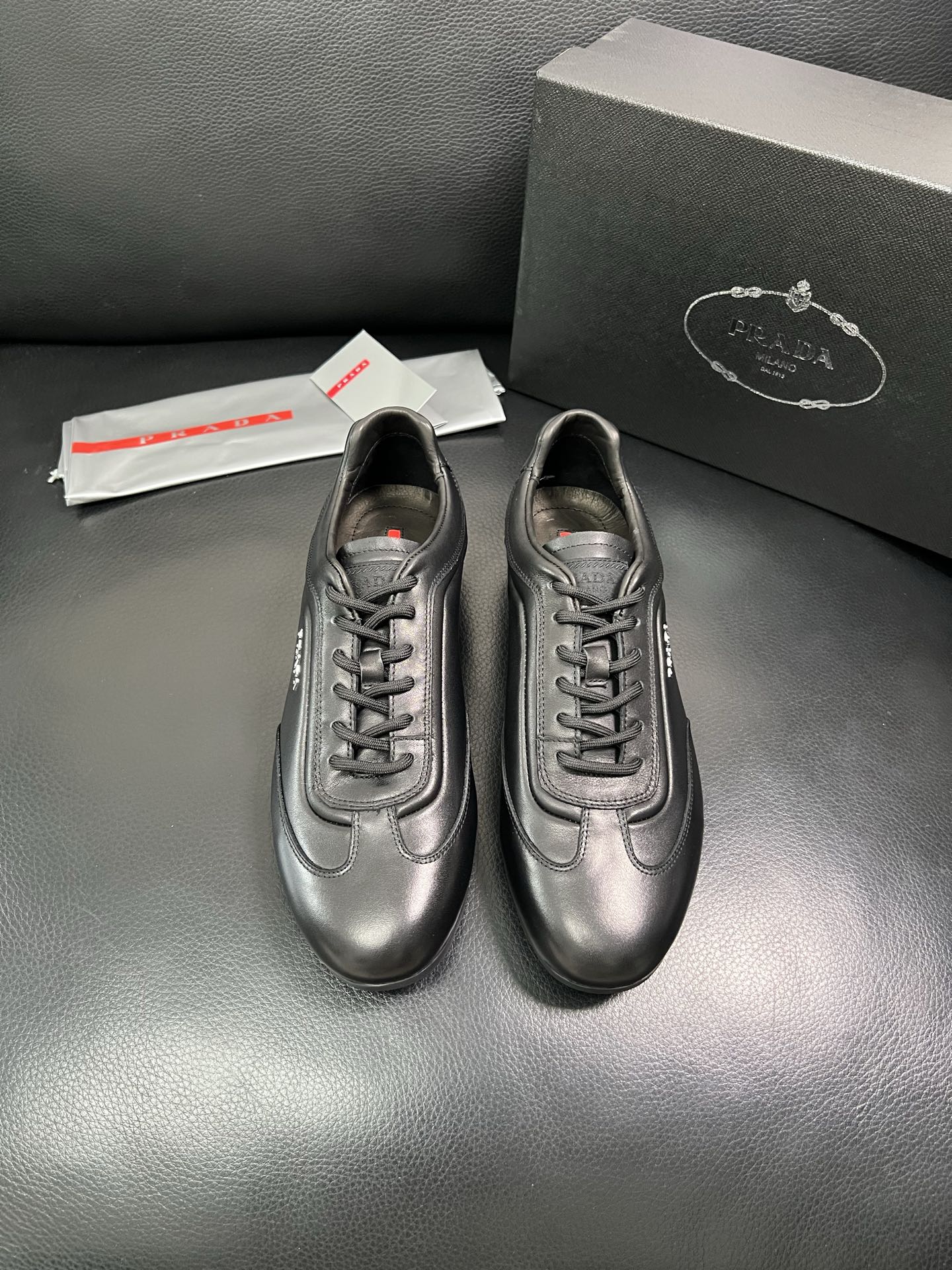PRADA 顶级工艺品 普拉达 专柜同步 原厂配置，意大利进口原版牛皮面料，透气舒适进口水染牛里垫，鞋底