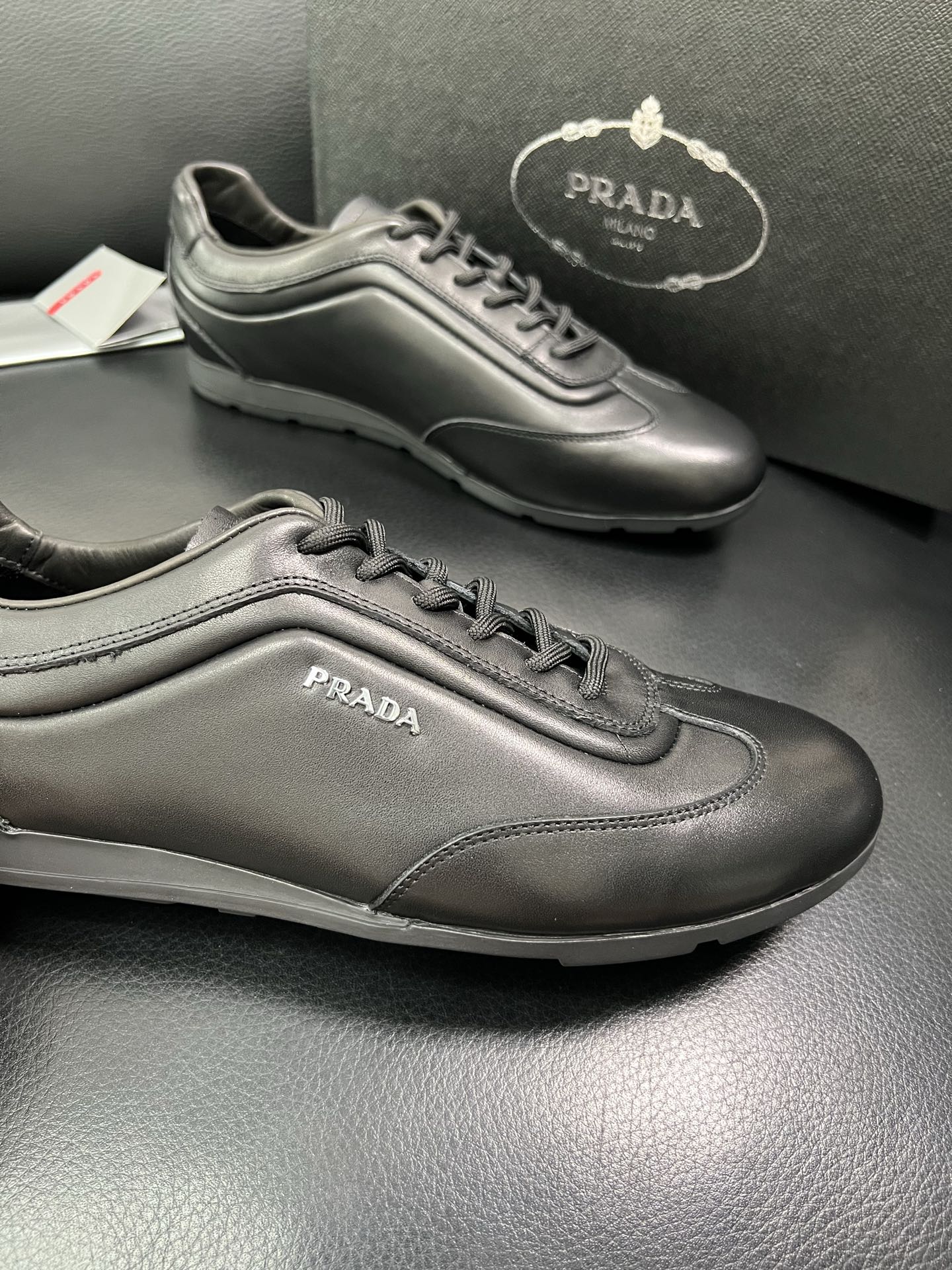 PRADA 顶级工艺品 普拉达 专柜同步 原厂配置，意大利进口原版牛皮面料，透气舒适进口水染牛里垫，鞋底