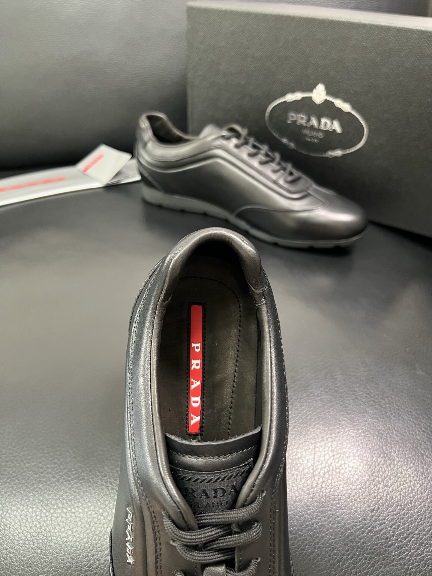 PRADA 顶级工艺品 普拉达 专柜同步 原厂配置，意大利进口原版牛皮面料，透气舒适进口水染牛里垫，鞋底