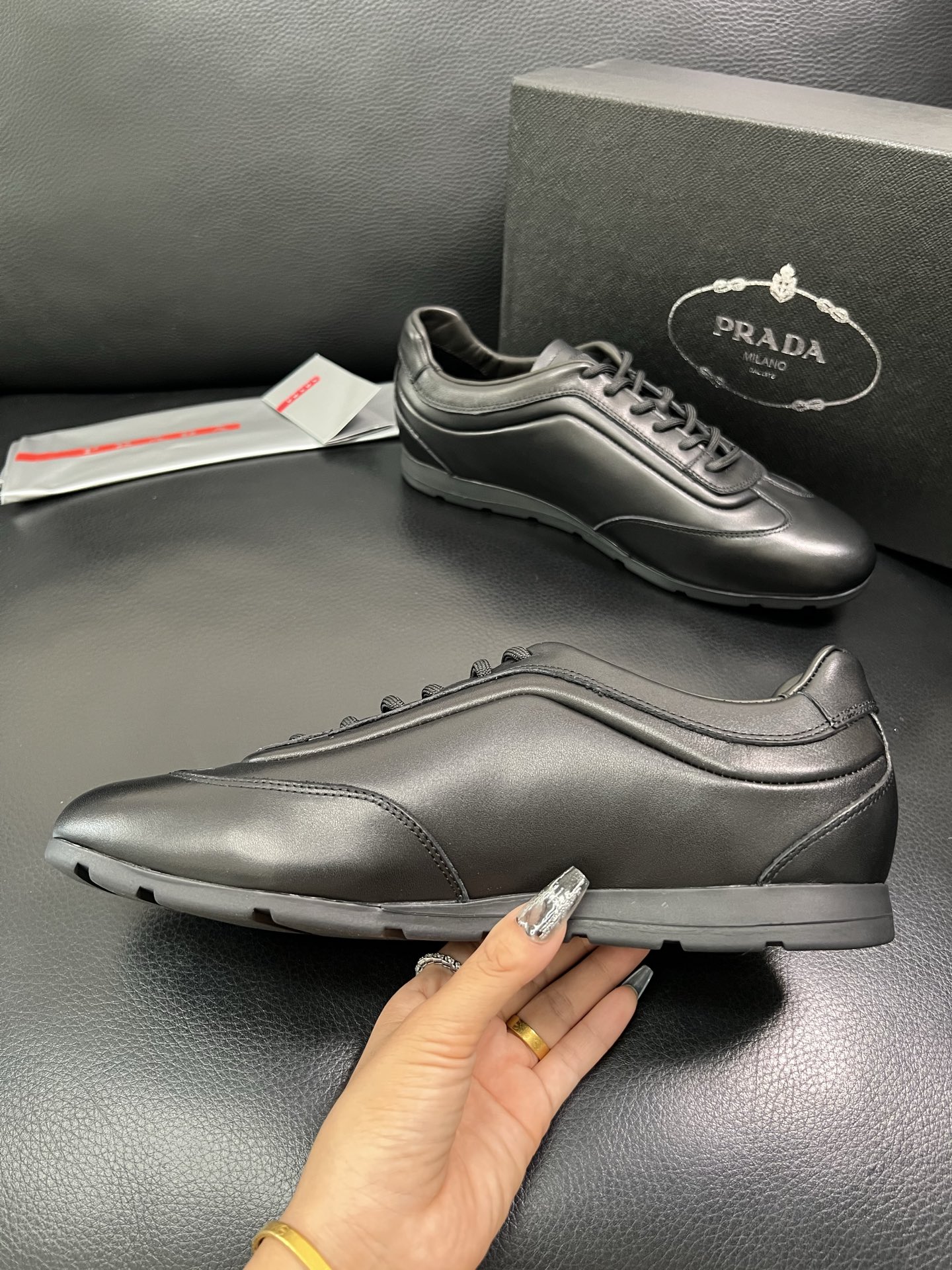 PRADA 顶级工艺品 普拉达 专柜同步 原厂配置，意大利进口原版牛皮面料，透气舒适进口水染牛里垫，鞋底