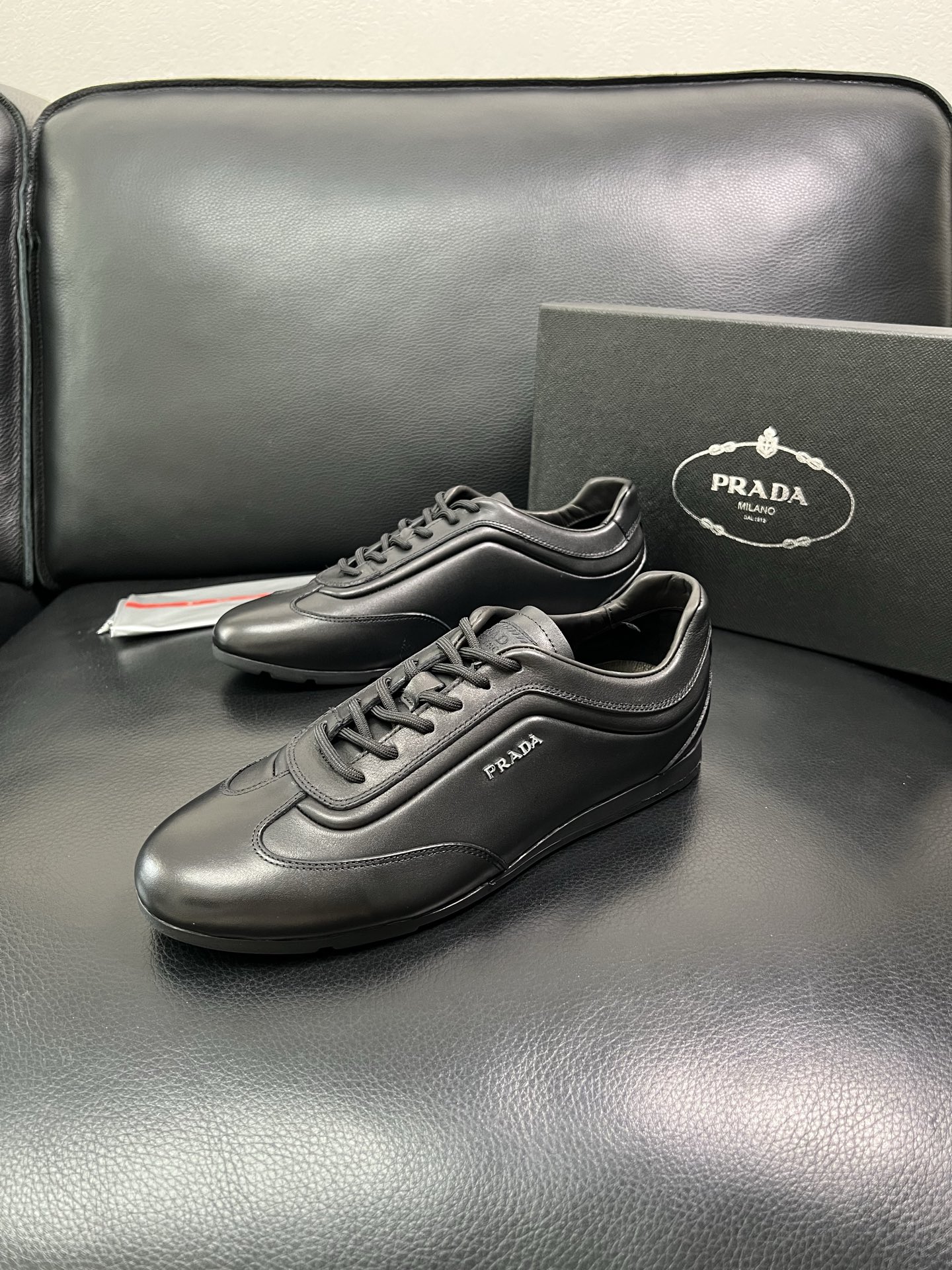 PRADA 顶级工艺品 普拉达 专柜同步 原厂配置，意大利进口原版牛皮面料，透气舒适进口水染牛里垫，鞋底