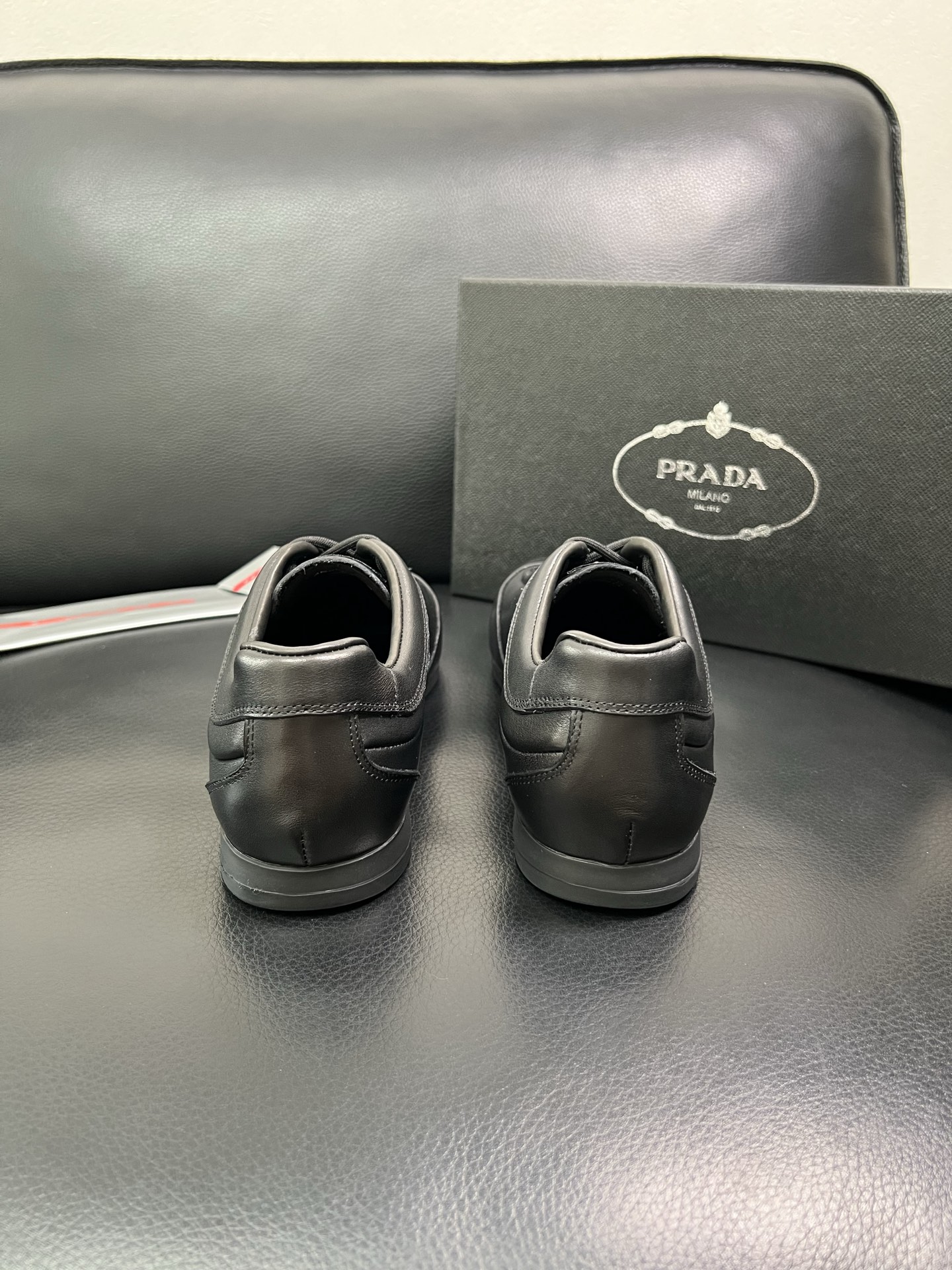 PRADA 顶级工艺品 普拉达 专柜同步 原厂配置，意大利进口原版牛皮面料，透气舒适进口水染牛里垫，鞋底