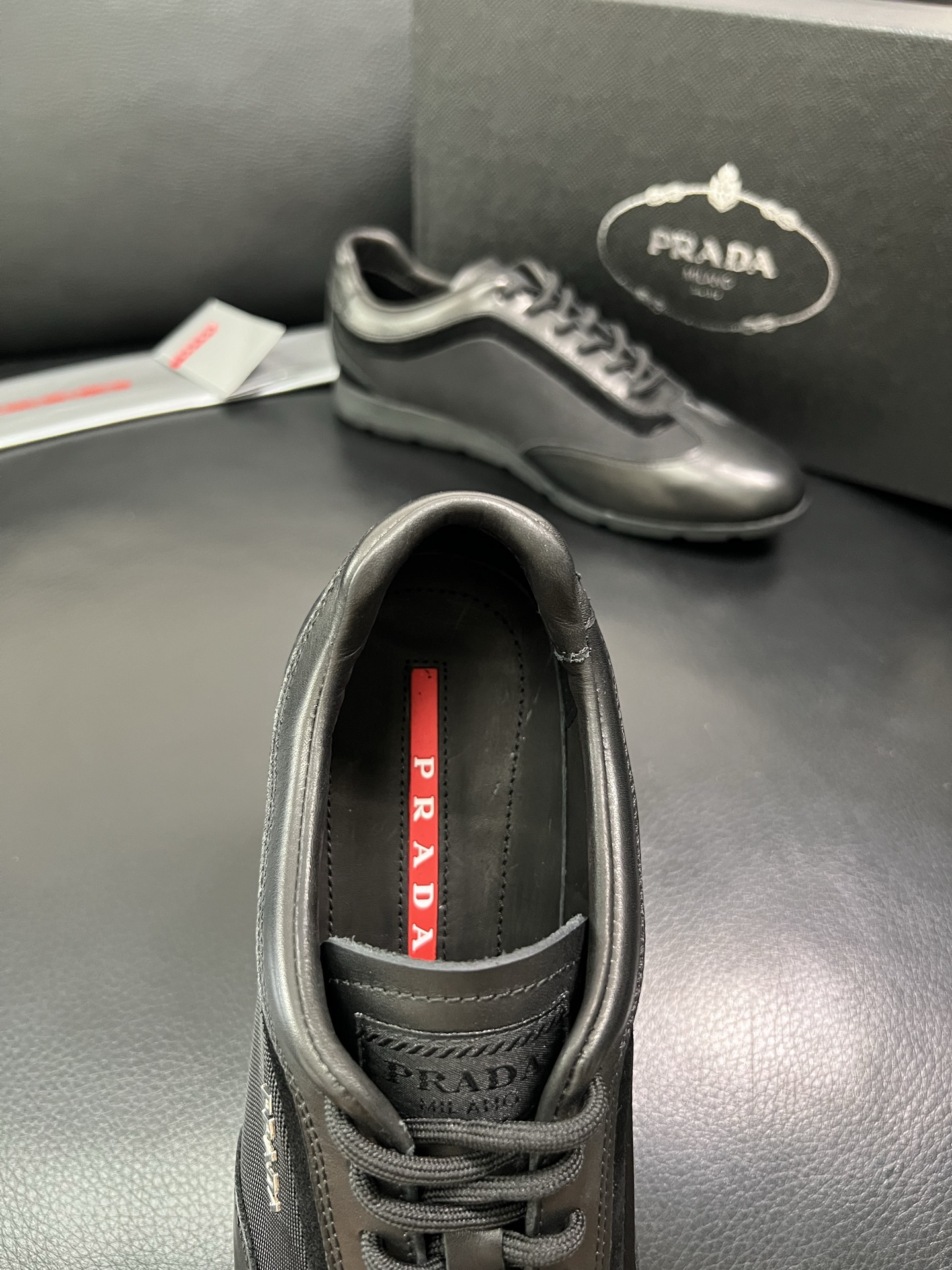 PRADA 顶级工艺品 普拉达 专柜同步 原厂配置，意大利进口原版牛皮面料，透气舒适进口水染牛里垫，鞋底