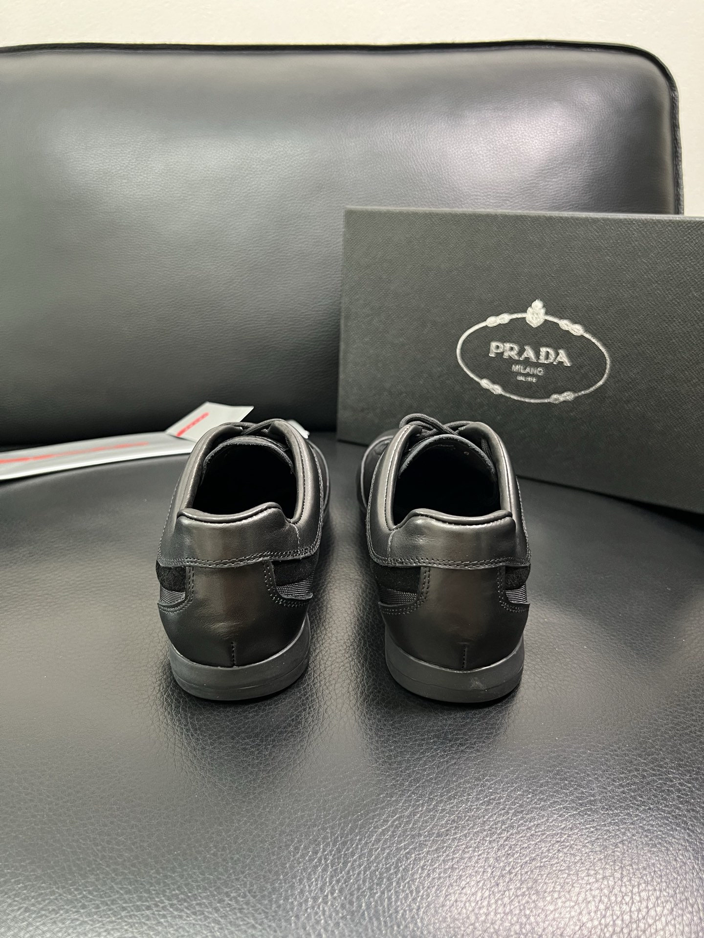 PRADA 顶级工艺品 普拉达 专柜同步 原厂配置，意大利进口原版牛皮面料，透气舒适进口水染牛里垫，鞋底