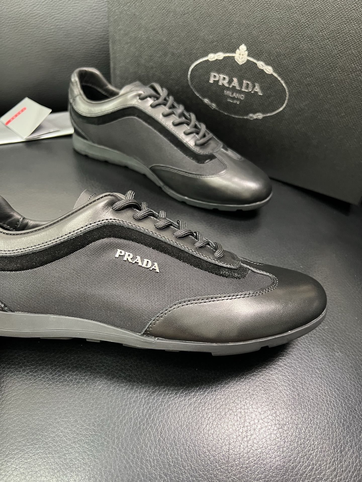 PRADA 顶级工艺品 普拉达 专柜同步 原厂配置，意大利进口原版牛皮面料，透气舒适进口水染牛里垫，鞋底