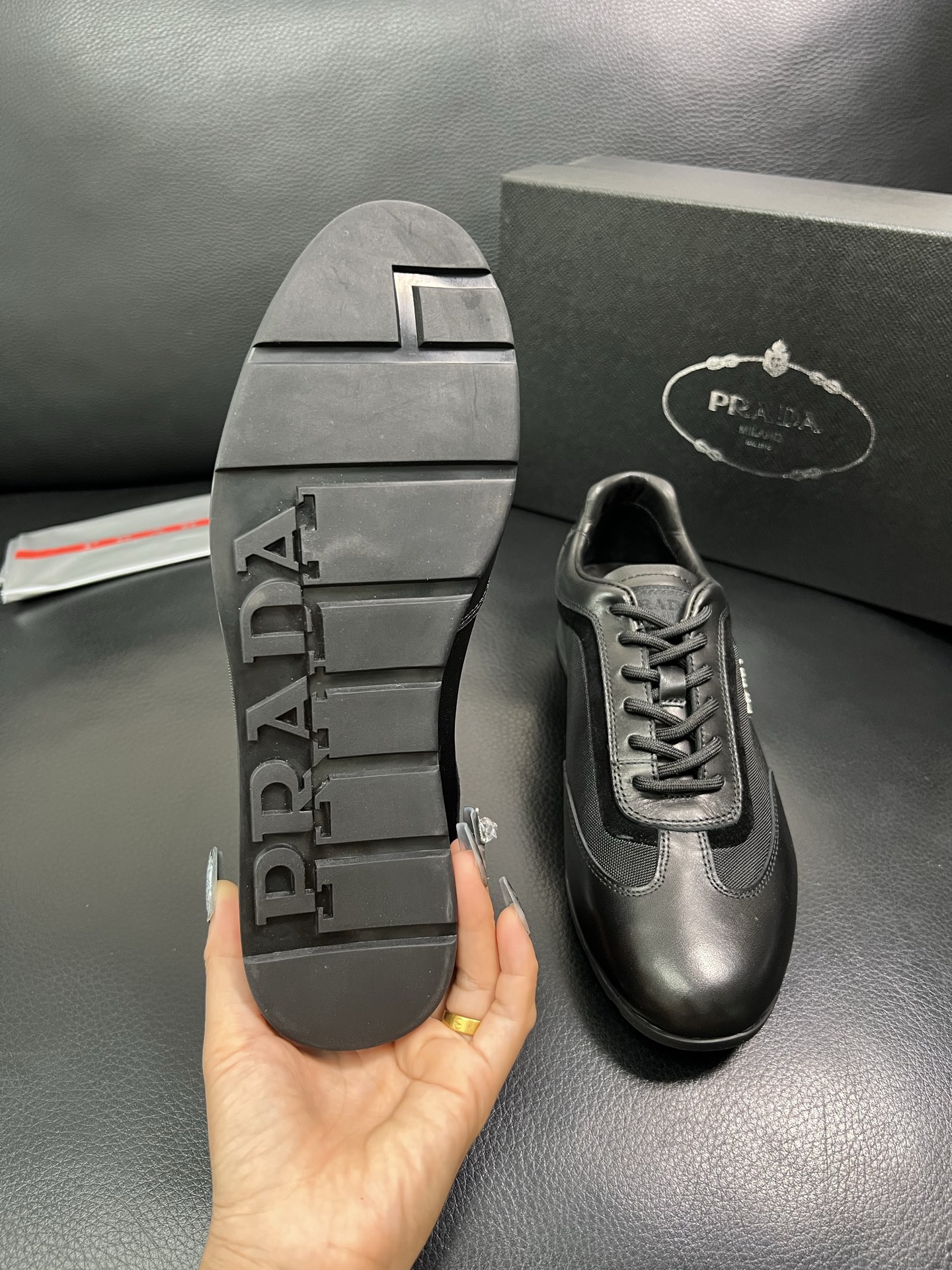 PRADA 顶级工艺品 普拉达 专柜同步 原厂配置，意大利进口原版牛皮面料，透气舒适进口水染牛里垫，鞋底