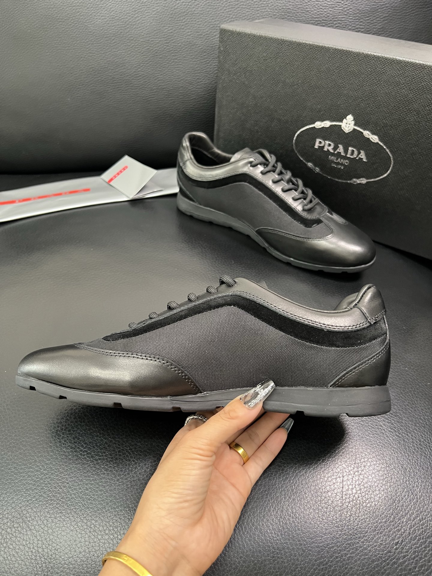 PRADA 顶级工艺品 普拉达 专柜同步 原厂配置，意大利进口原版牛皮面料，透气舒适进口水染牛里垫，鞋底