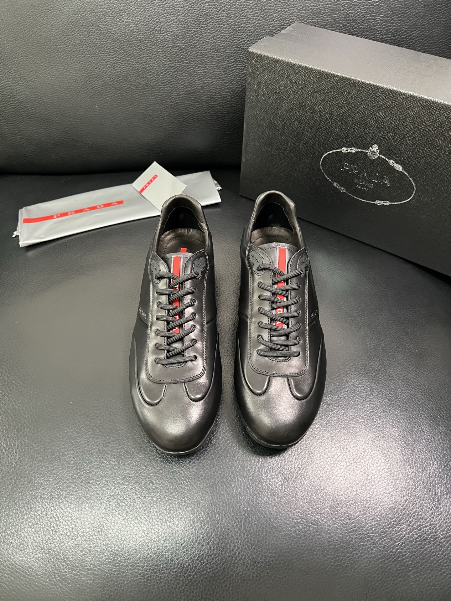 PRADA 顶级工艺品 普拉达 专柜同步 原厂配置，意大利进口原版牛皮面料，透气舒适进口水染牛里垫，鞋底
